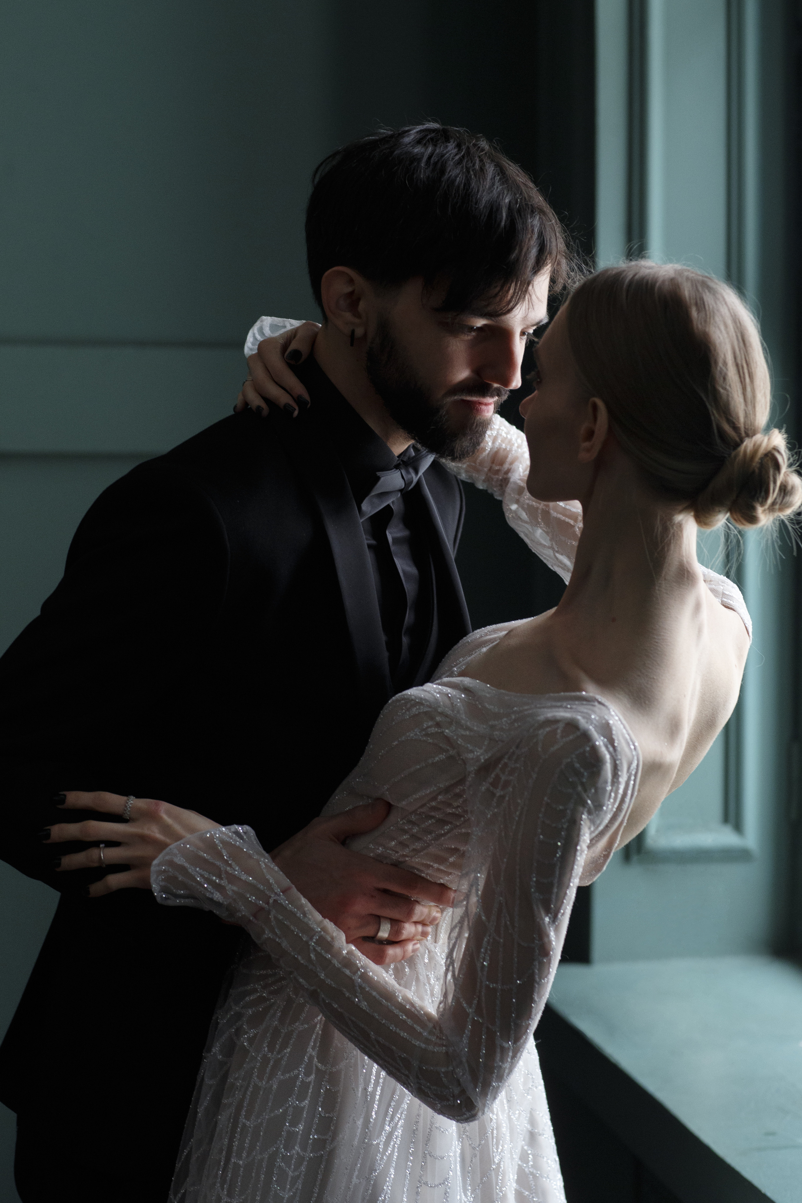 Свадебная фотосессия пары в в фотостудии