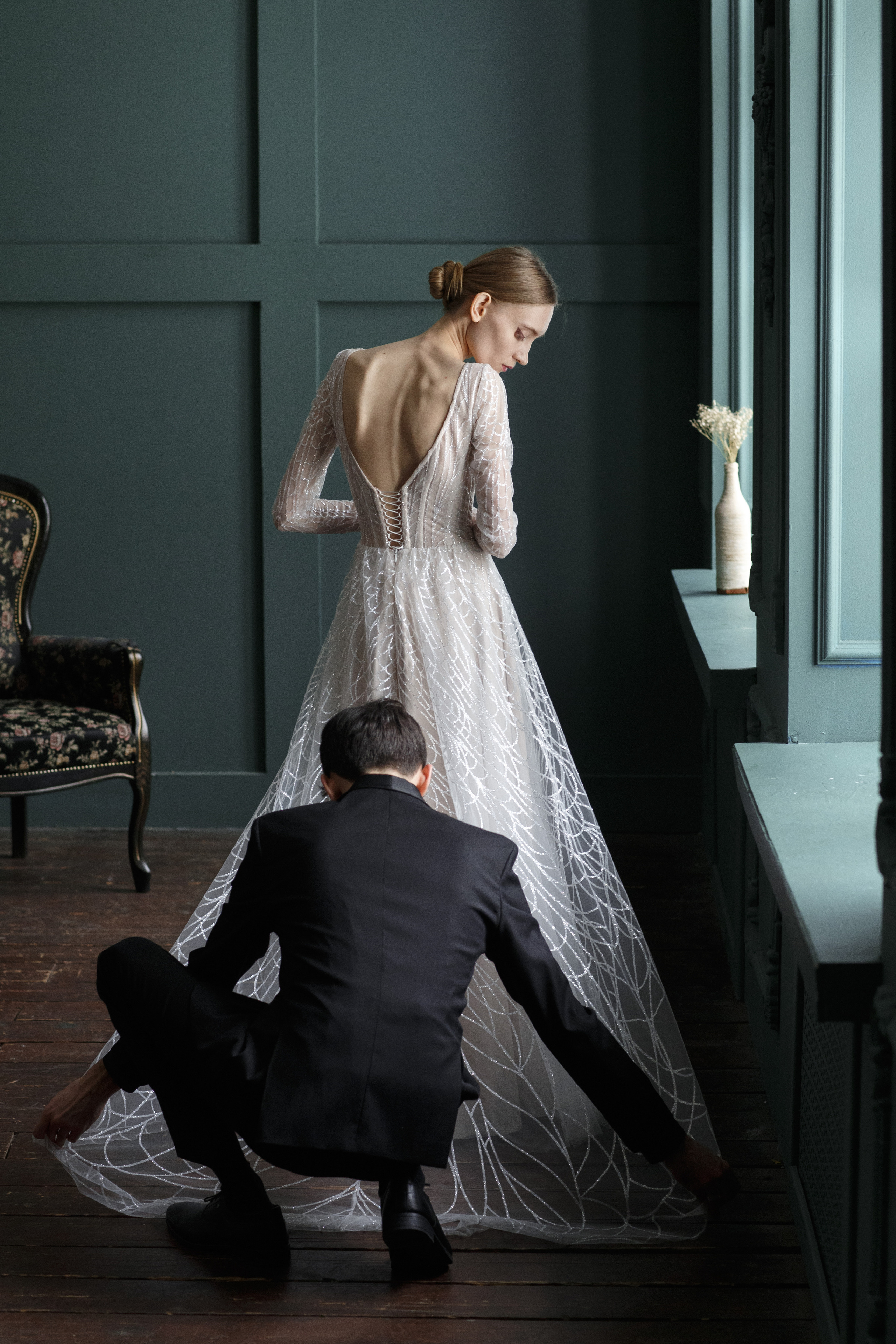 Свадебная фотосессия пары в в фотостудии