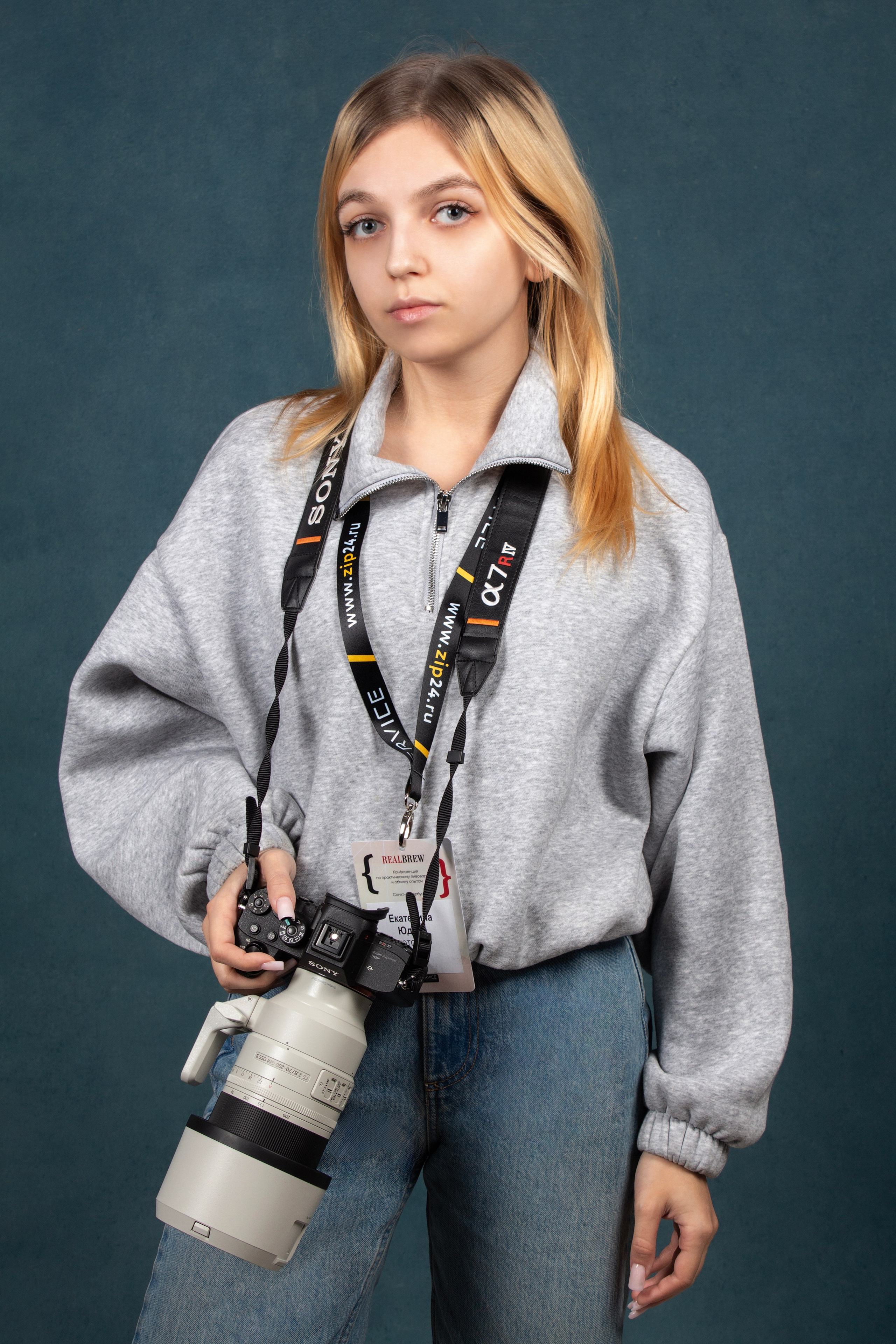 Екатерина Юдина фотограф с камерой и обьективом 200мм