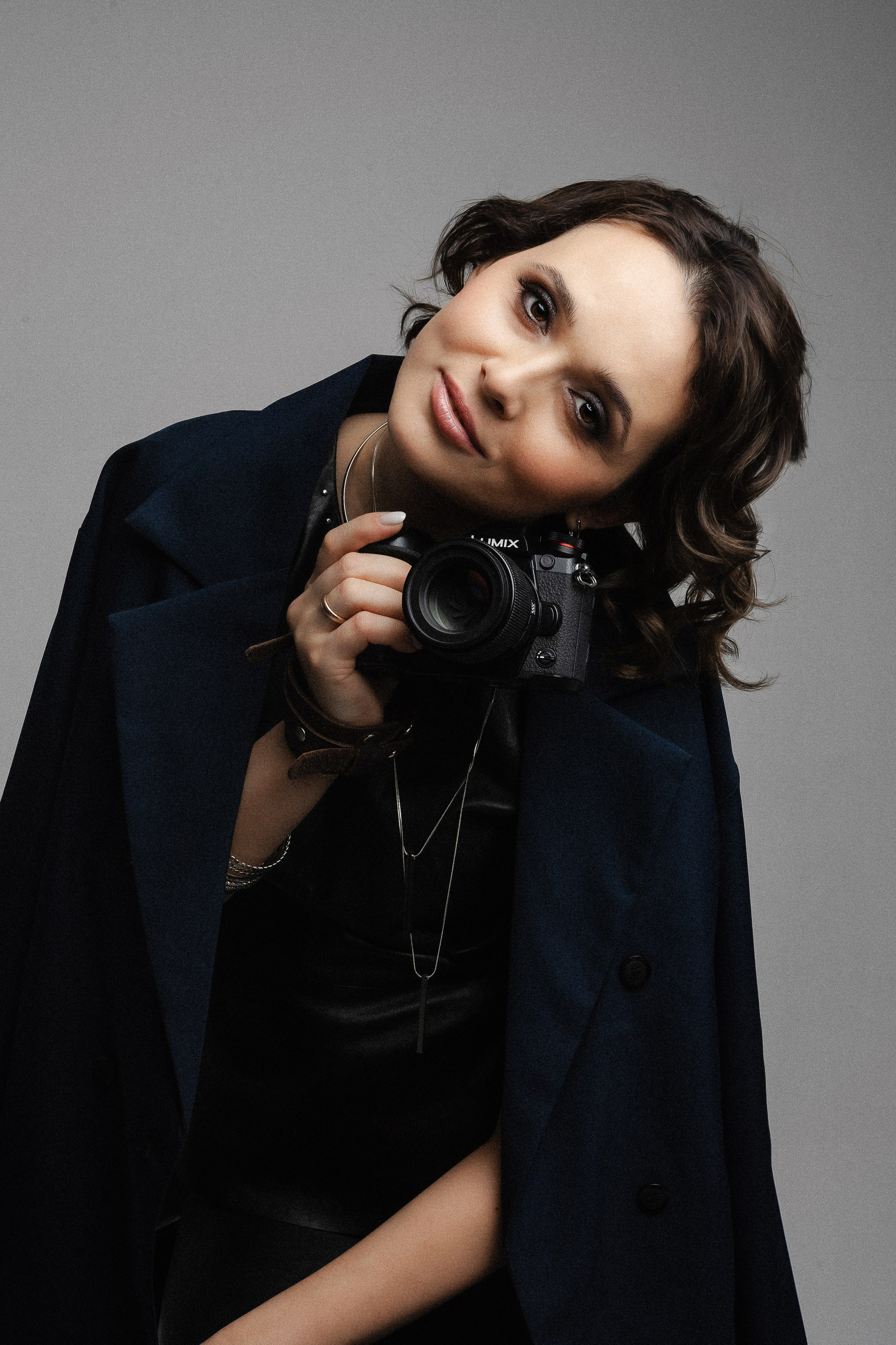 Автопортрет фотографа Надежды Сухомлиной в студии.