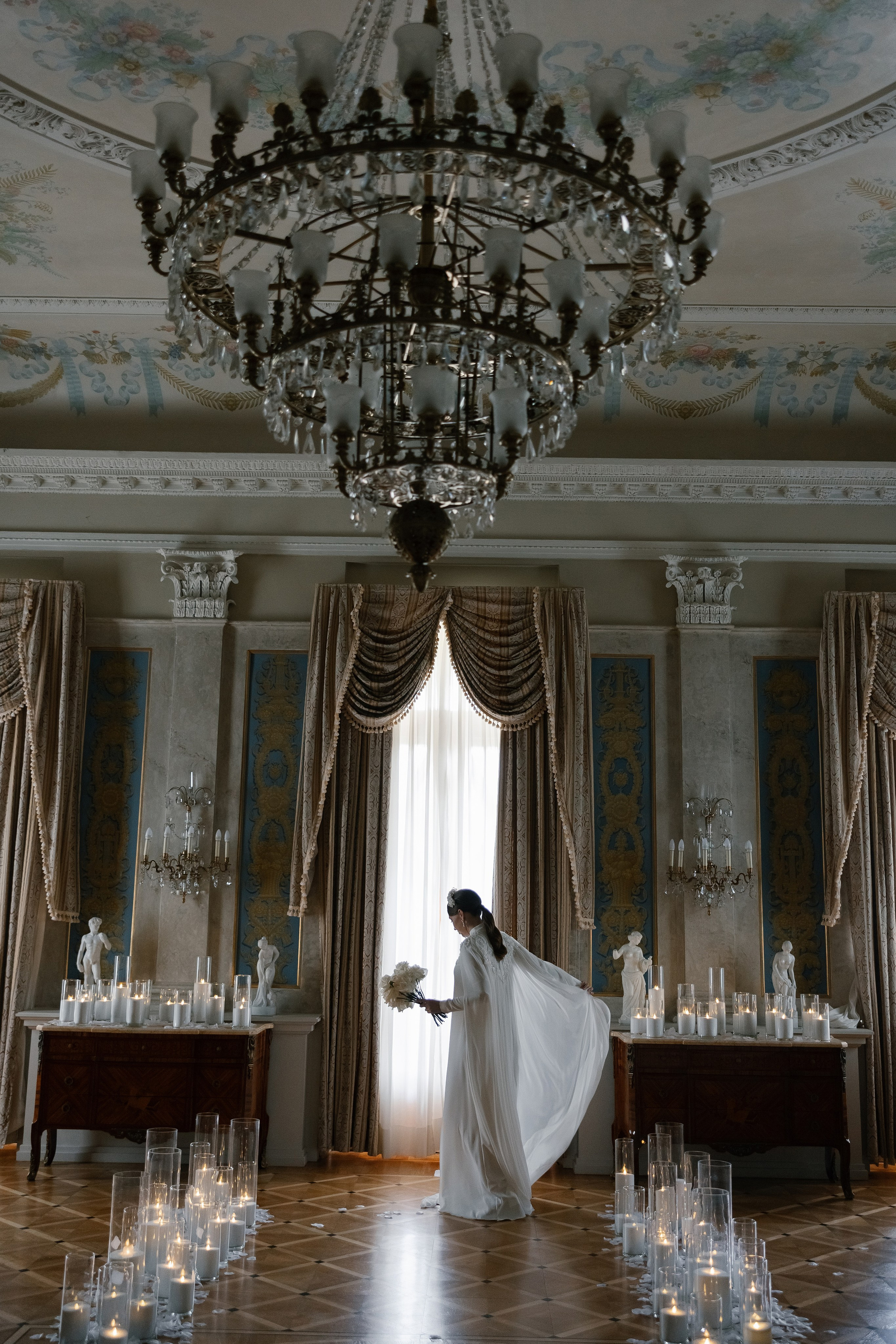 Романтические моменты свадьбы для двоих, запечатленные профессиональным свадебным фотографом. Лавстори в атмосфере любви и счастья.