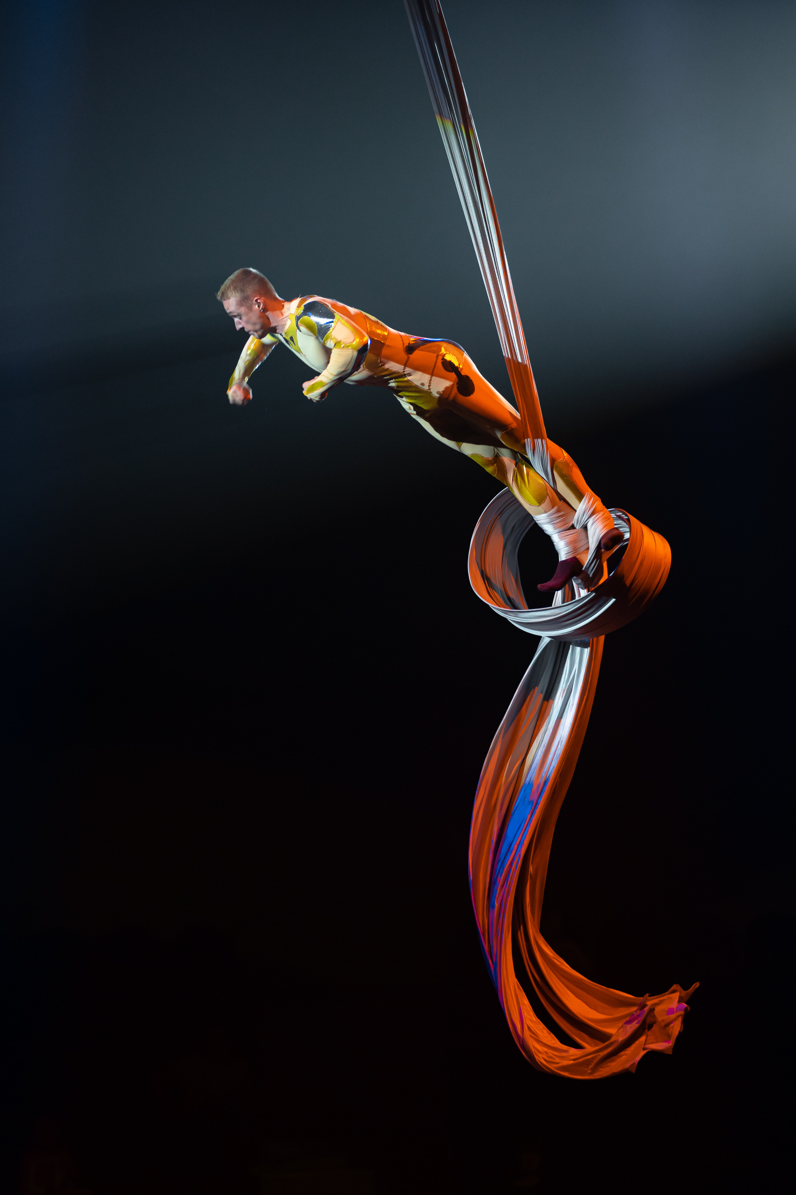 артист цирка выполняет трюк