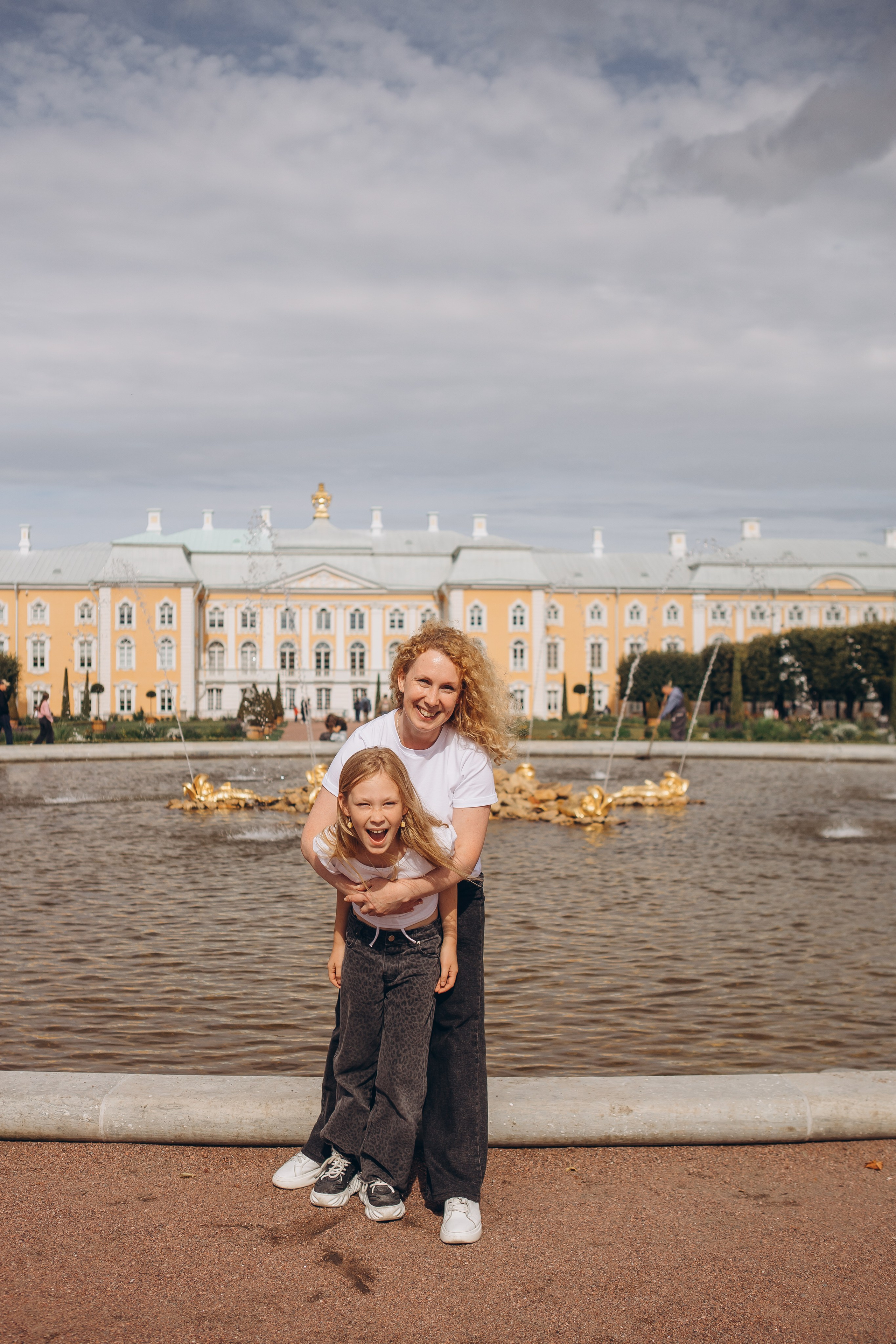 Мама и дочь выглядывают из за дерева с разных сторон, фотосессия на улице среди деревьев. Детский и семейный фотограф в Санкт-Петербурге Маруся Самылкина.