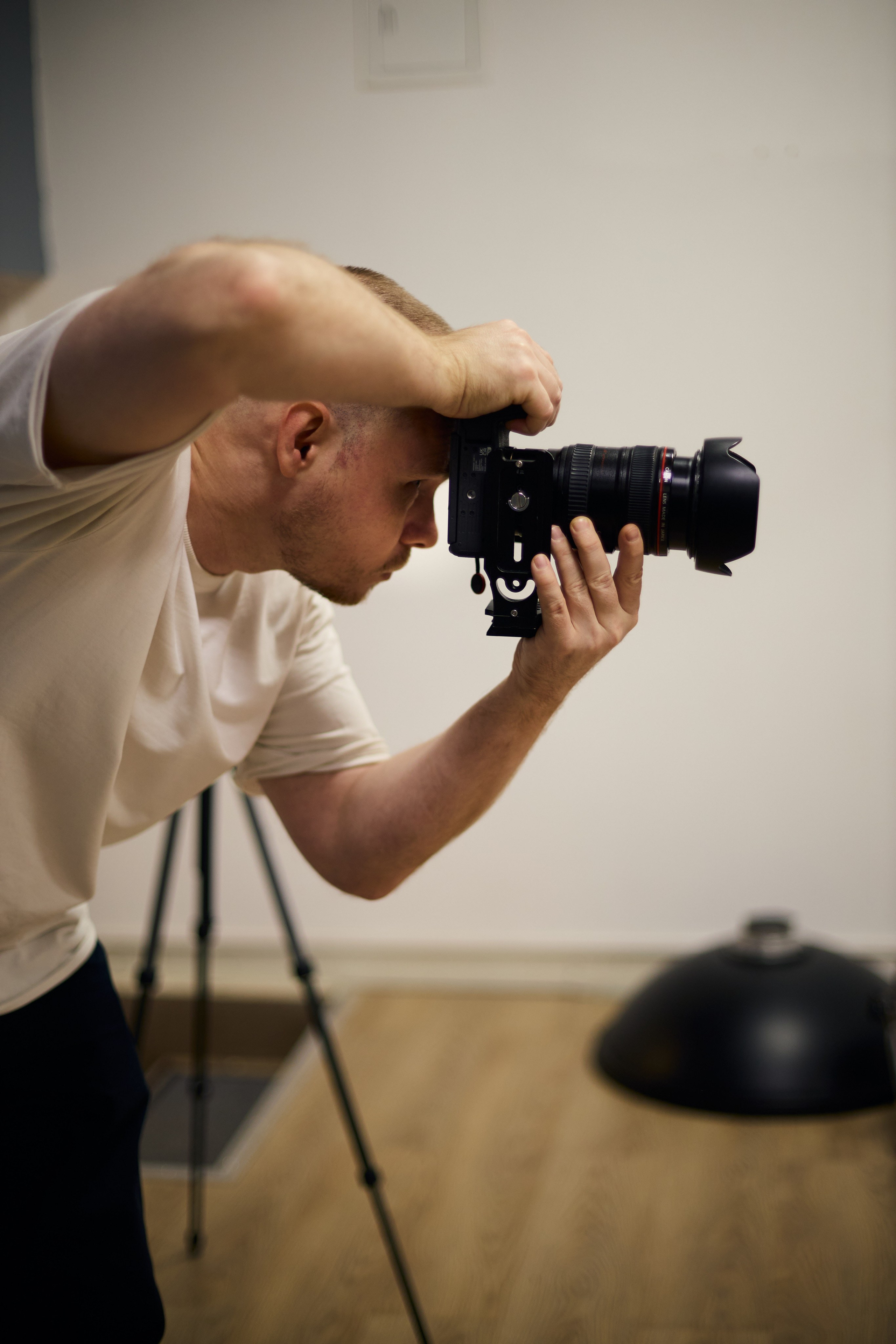 Фотограф в студии предметная съемка товаров профессиональная камера освещение