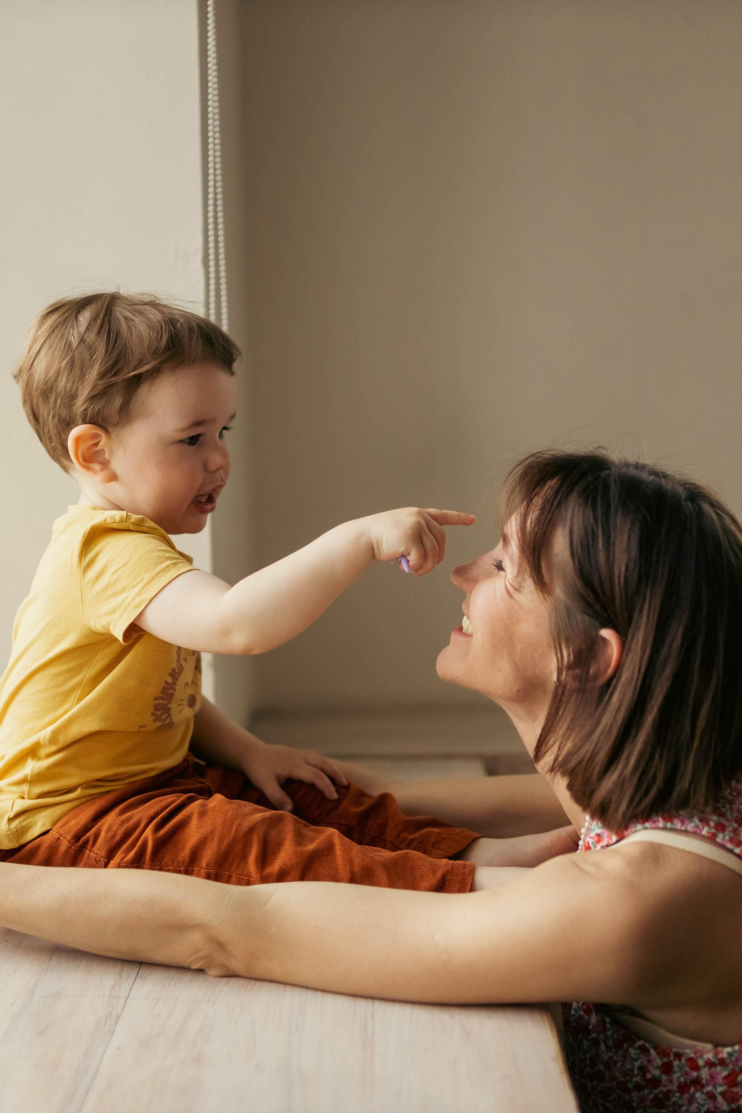 Крупный план улыбающихся братьев и лучших друзей с веснушками. Детский и семейный фотограф Маруся Самылкина в Санкт-Петербурге.