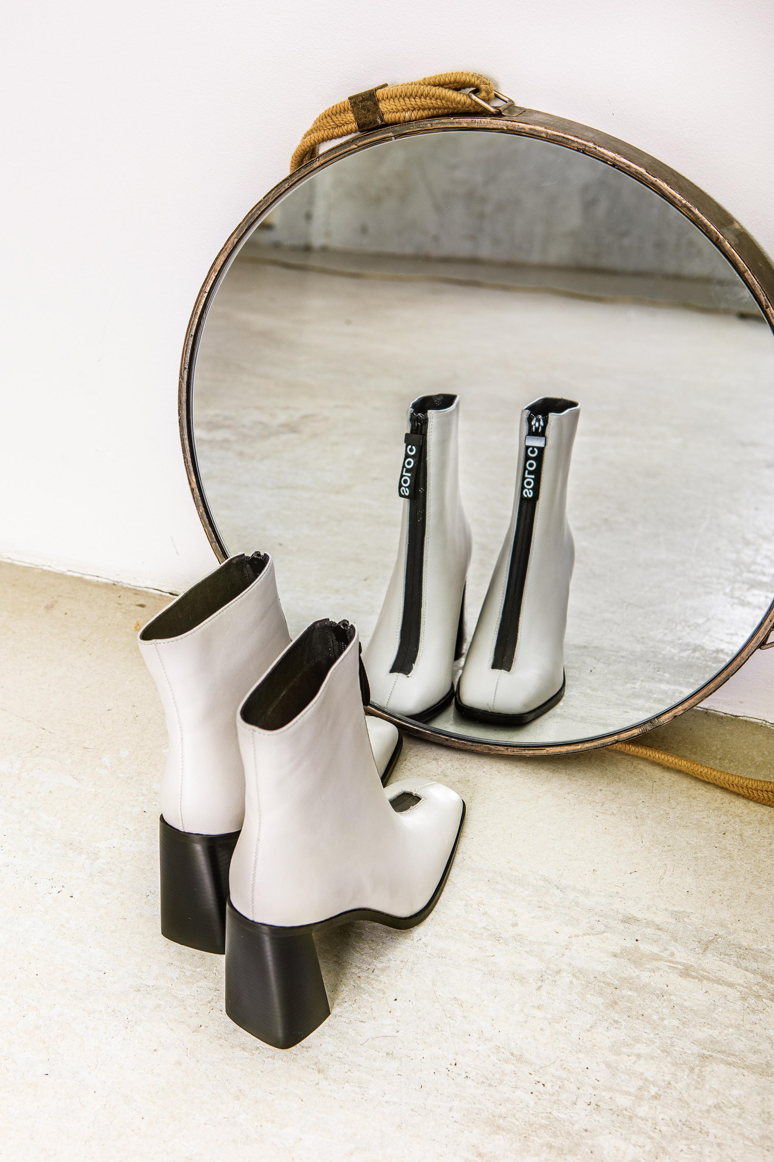 фотография обуви перед зеркалом, интересное решение