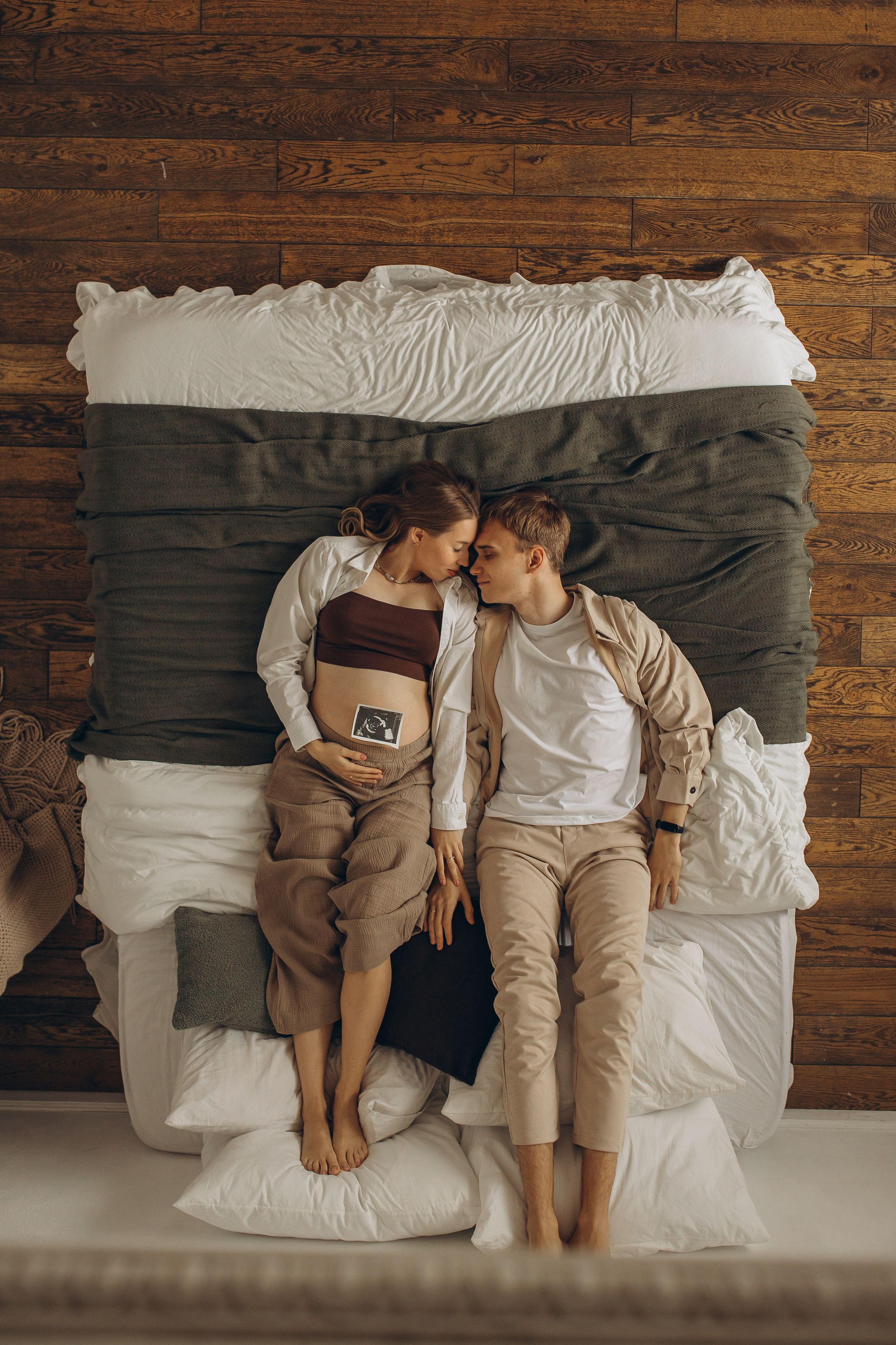 Искренние чувства и близость пары в светлом интерьере от семейного фотографа Маруси Самылкиной в Санкт-Петербурге.