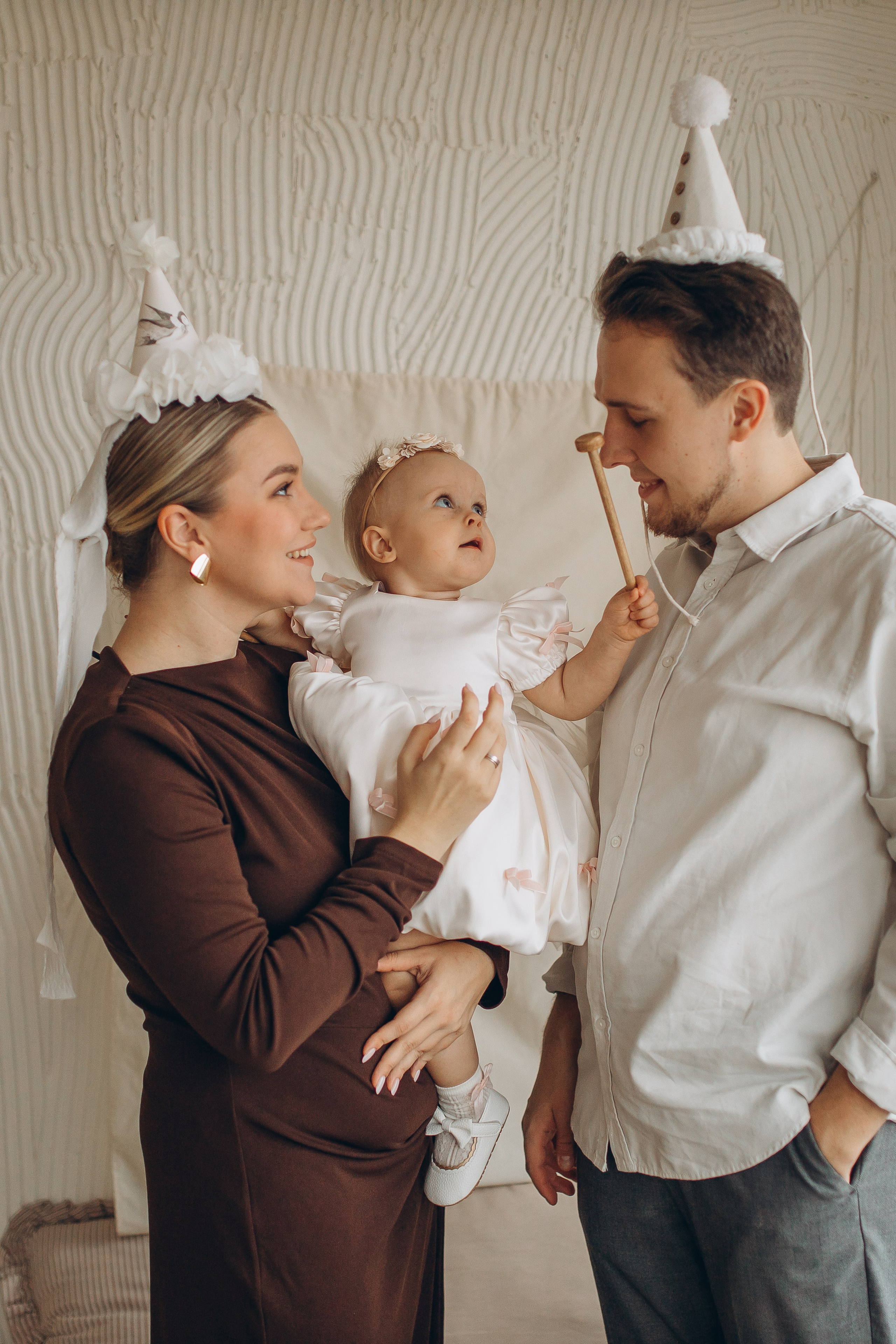 Девочка с бантиками обнимает лучшего друга - собаку в свой день рождения. Фотосессии детских праздников в Санкт-Петербурге, детский и семейный фотограф Маруся Самылкина.