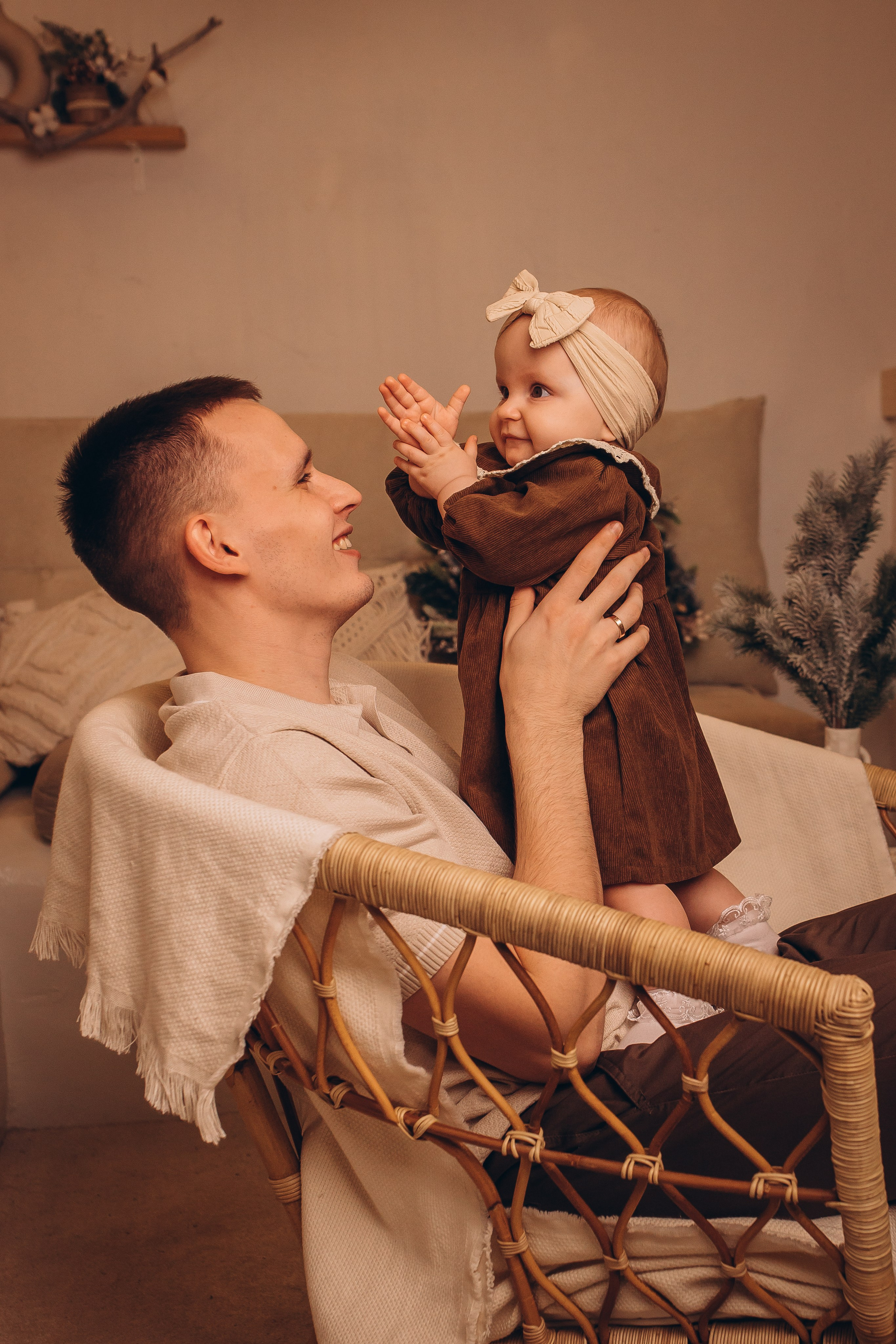 Малыш делает огромный широкий шаг, позируя на камеру на семейной фотосессии в честь нового года. Детский и семейный праздничный фотограф Маруся Самылкина в Санкт-Петербурге.