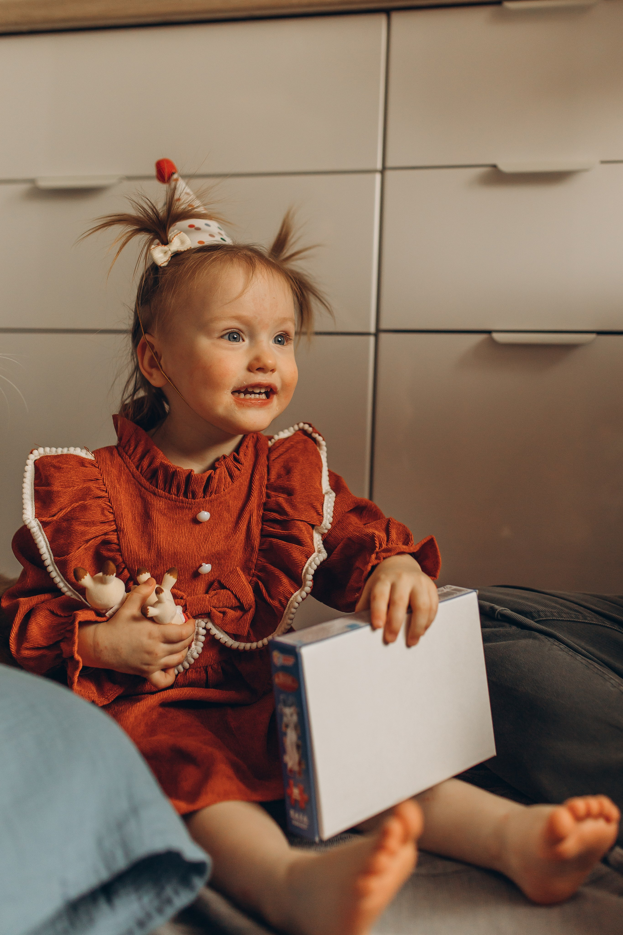 Малышка позирует в свой день рождения для семейного альбома. Детский и семейный фотограф Маруся Самылкина в Санкт-Петербурге.