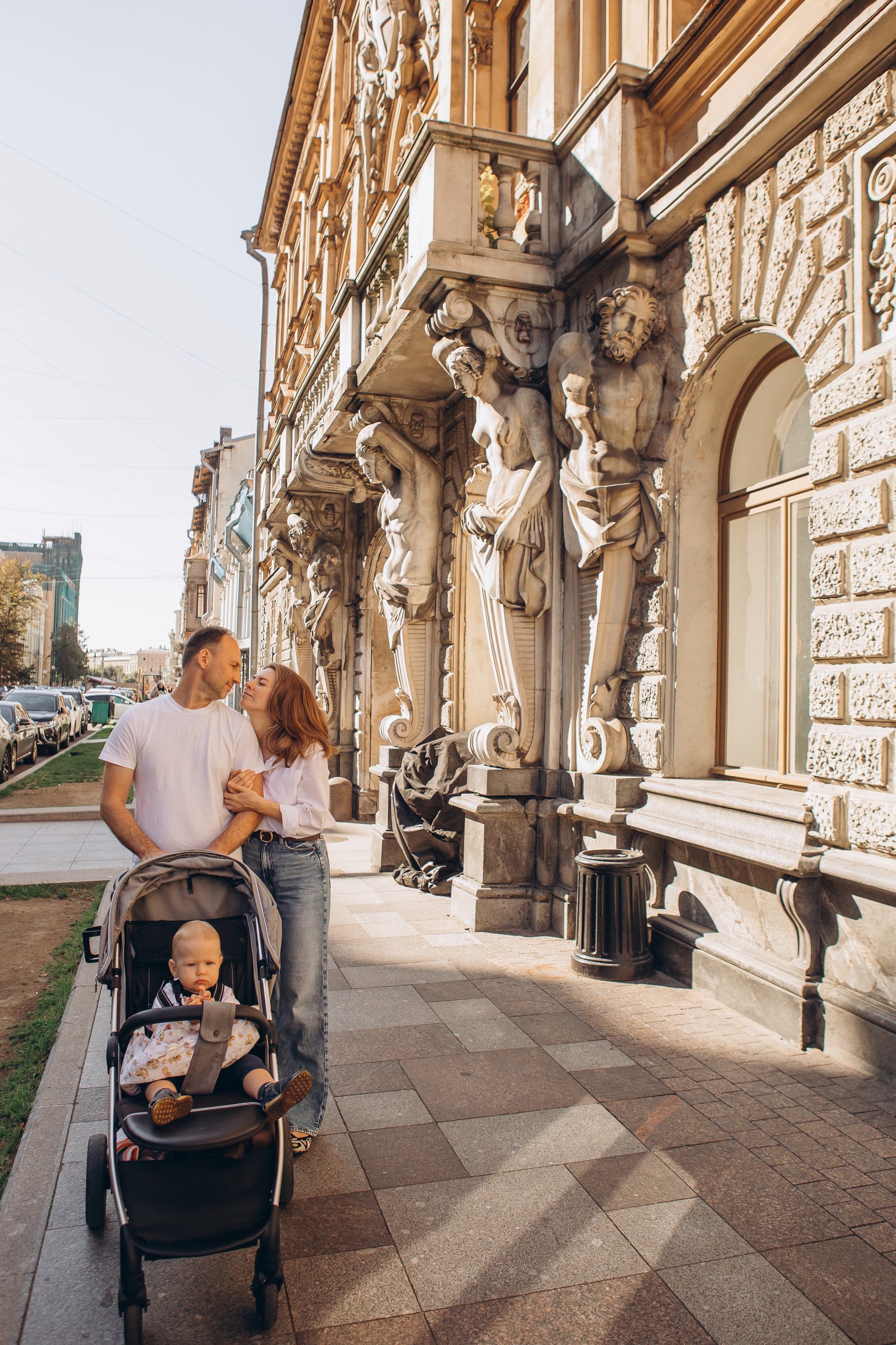 Фотосессия семьи с коляской на фоне шедевров архитектуры Санкт-Петербурга. Детский и семейный фотограф Маруся Самылкина, прогулки по Спб.