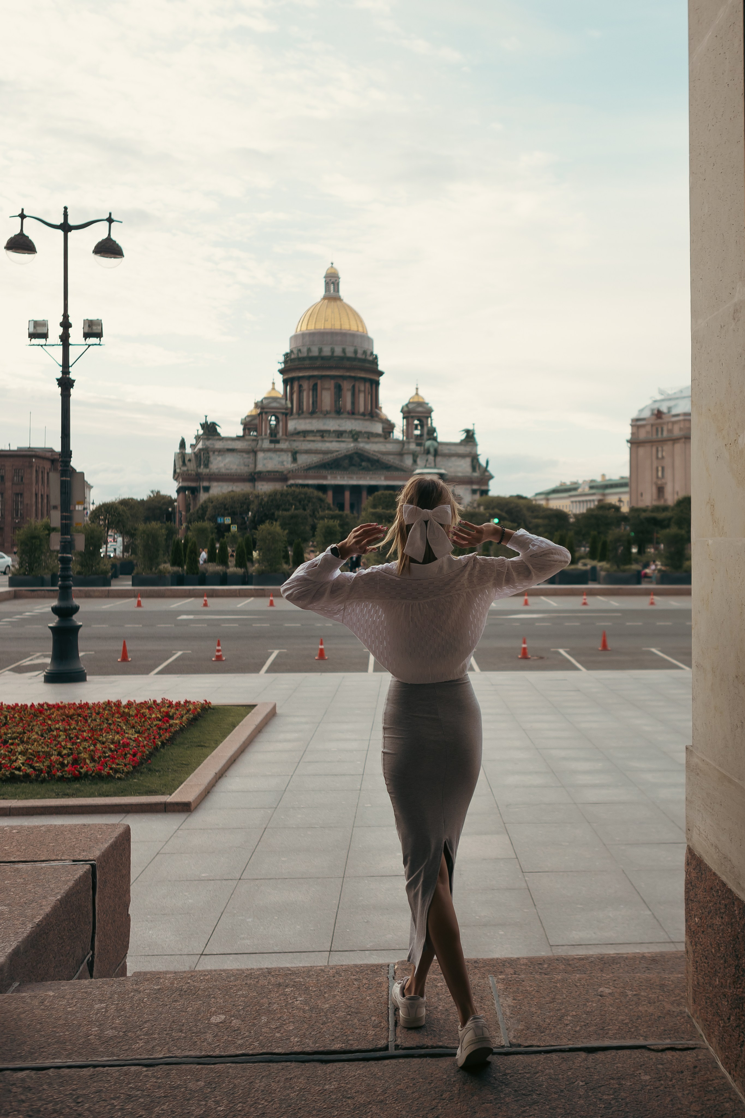 Счастливая семья с малышом, сидящим у папы на шее на улице в Санкт-Петербурге. Фотосессии в спб, детский и семейный фотограф Маруся Самылкина.
