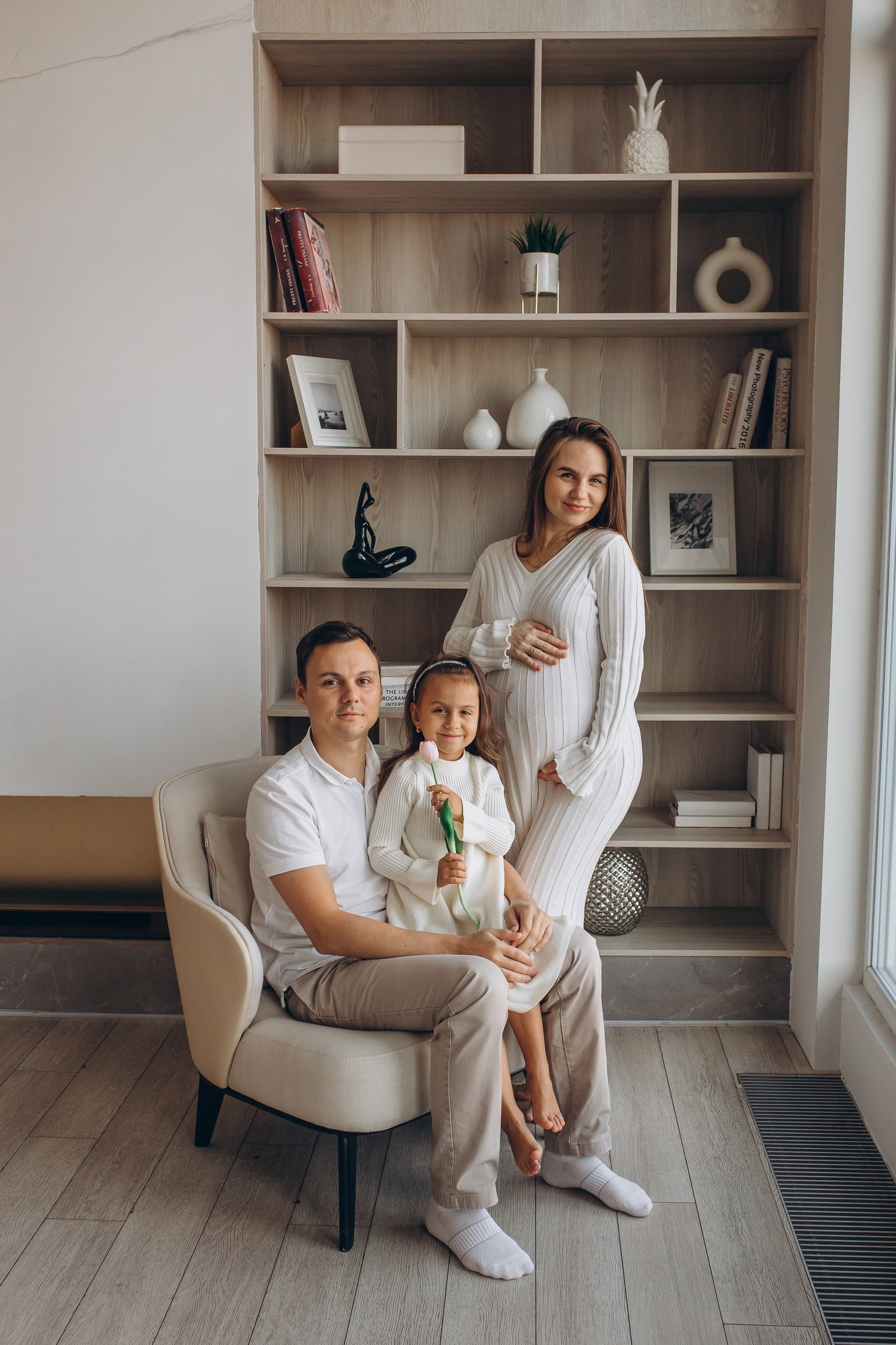 Семья в ожидании прибавления на фоне кухни в светлом интерьере. Фотосессии для беременных в Санкт-Петербурге, фотограф Маруся Самылкина.