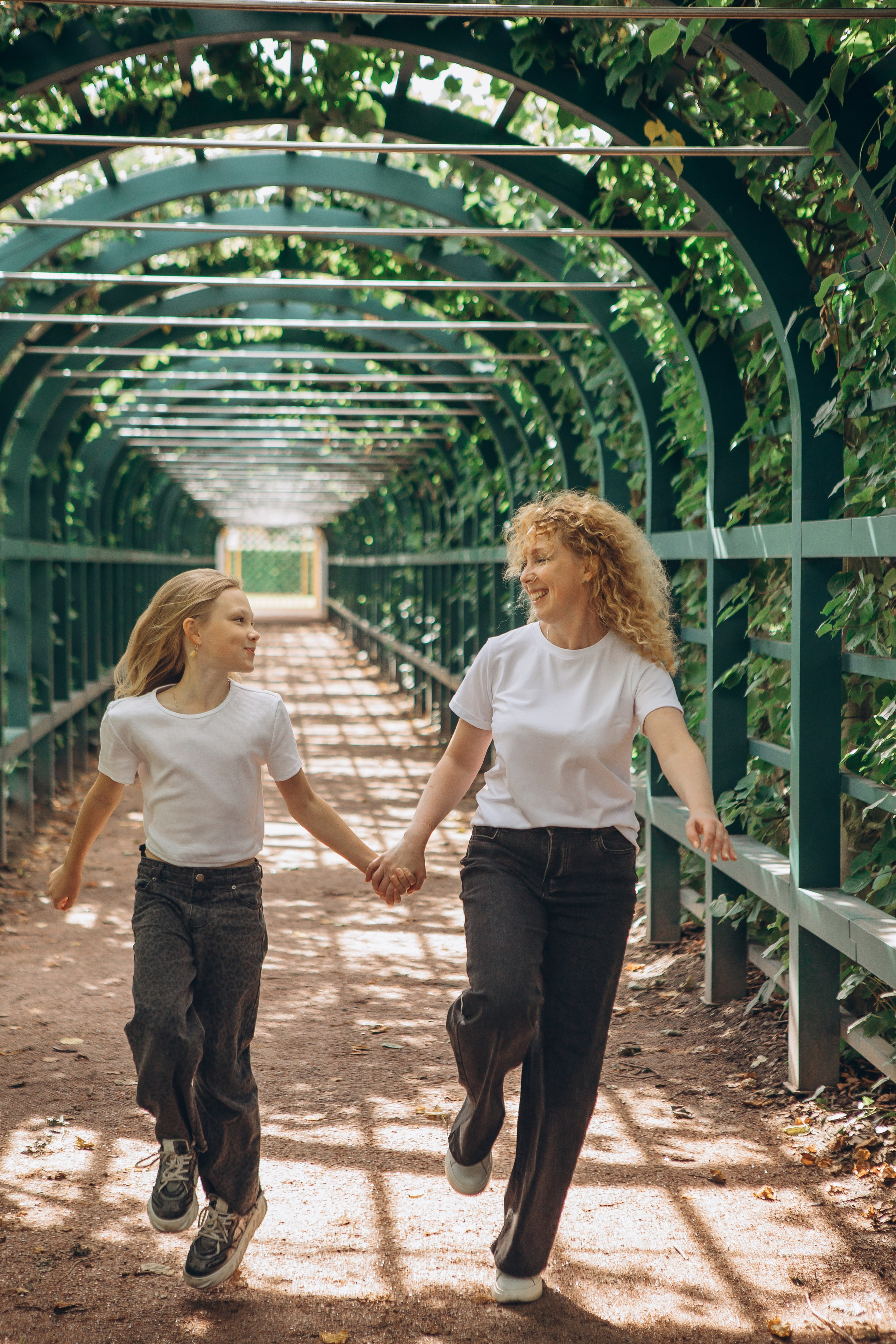 Светловолосая мама с белокурой дочерью на фоне арки в Летнем саду в Санкт-Петербурге. Уличная семейная фотосессия, фотограф Маруся Самылкина в Спб.