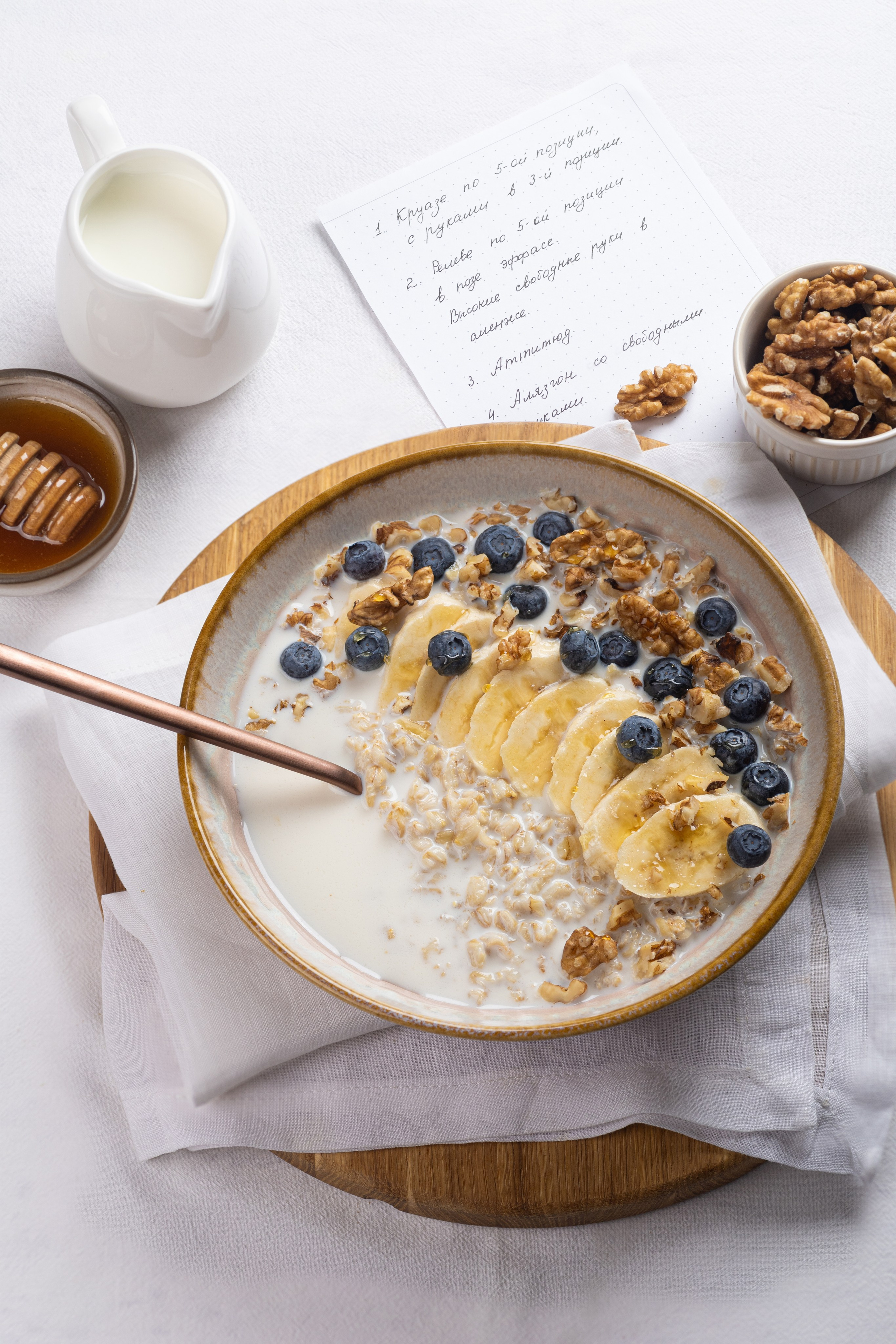 Фудфотография для бренда - стилизованная съемка блюда на завтрак с акцентом на текстуру