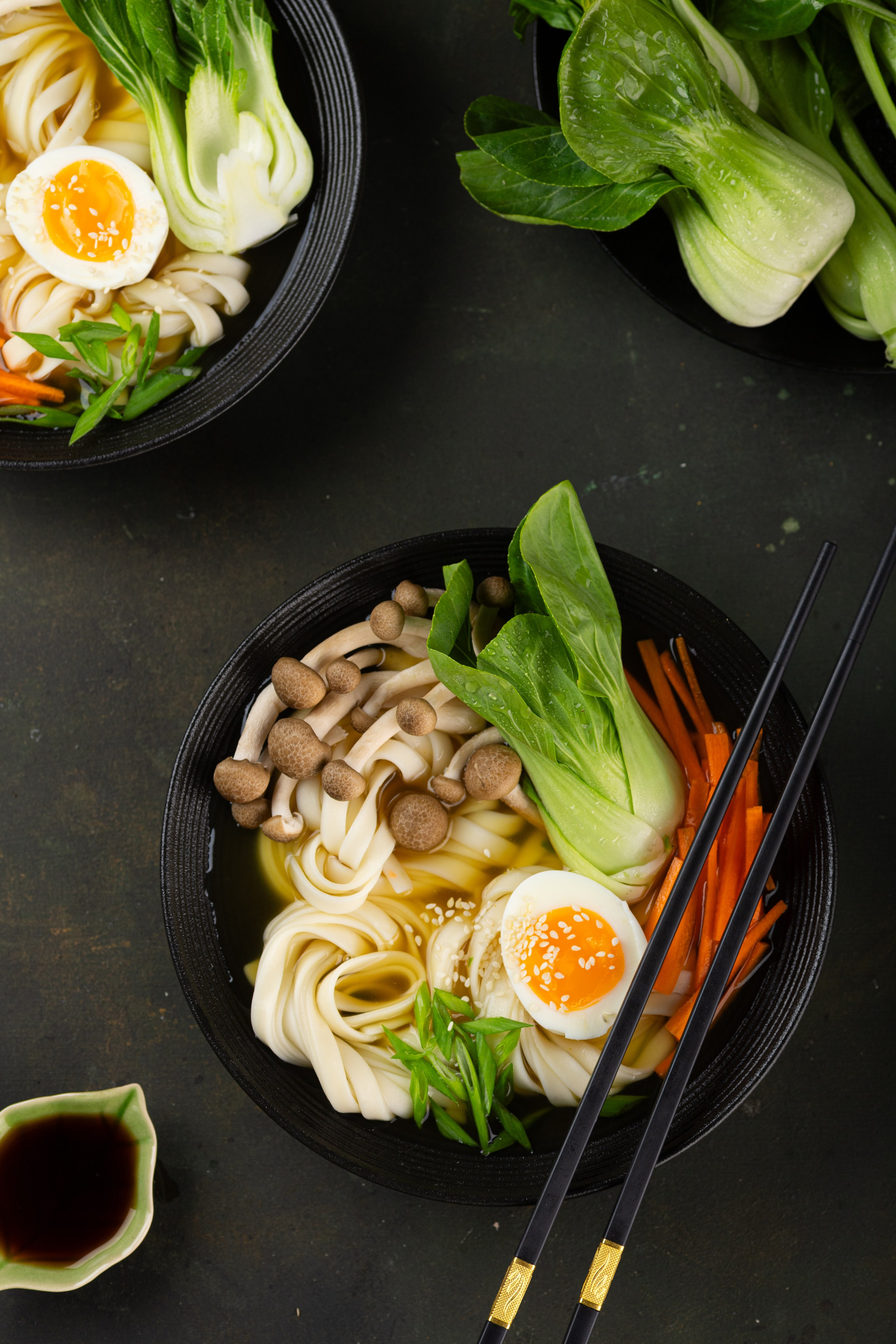 Фудфотограф азиатская кухня на темном фоне