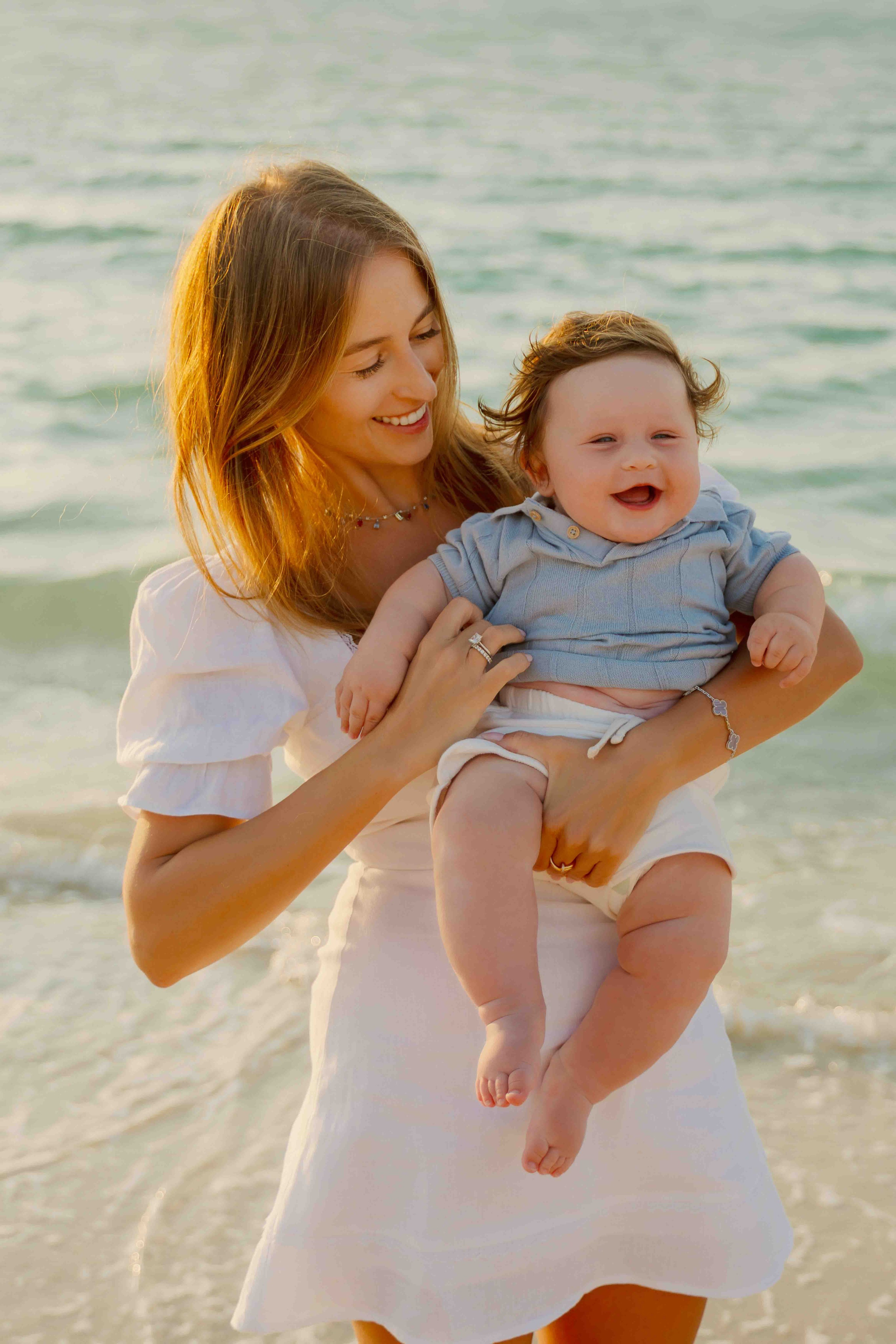 Family photoshoot at&nbsp;sunset on&nbsp;a&nbsp;beach in&nbsp;Abu Dhabi