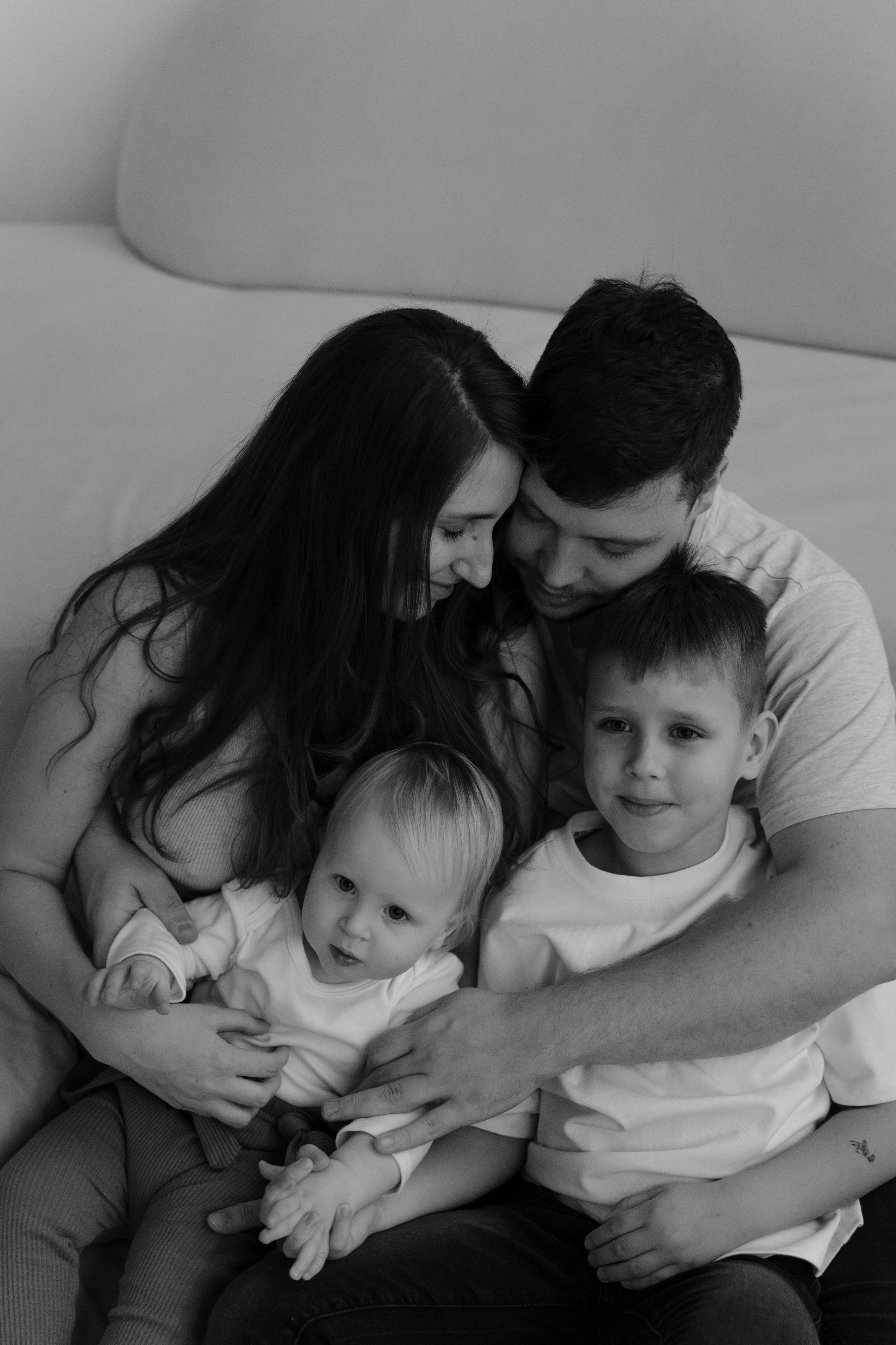 Фотосессия семьи в студии с двумя детьми