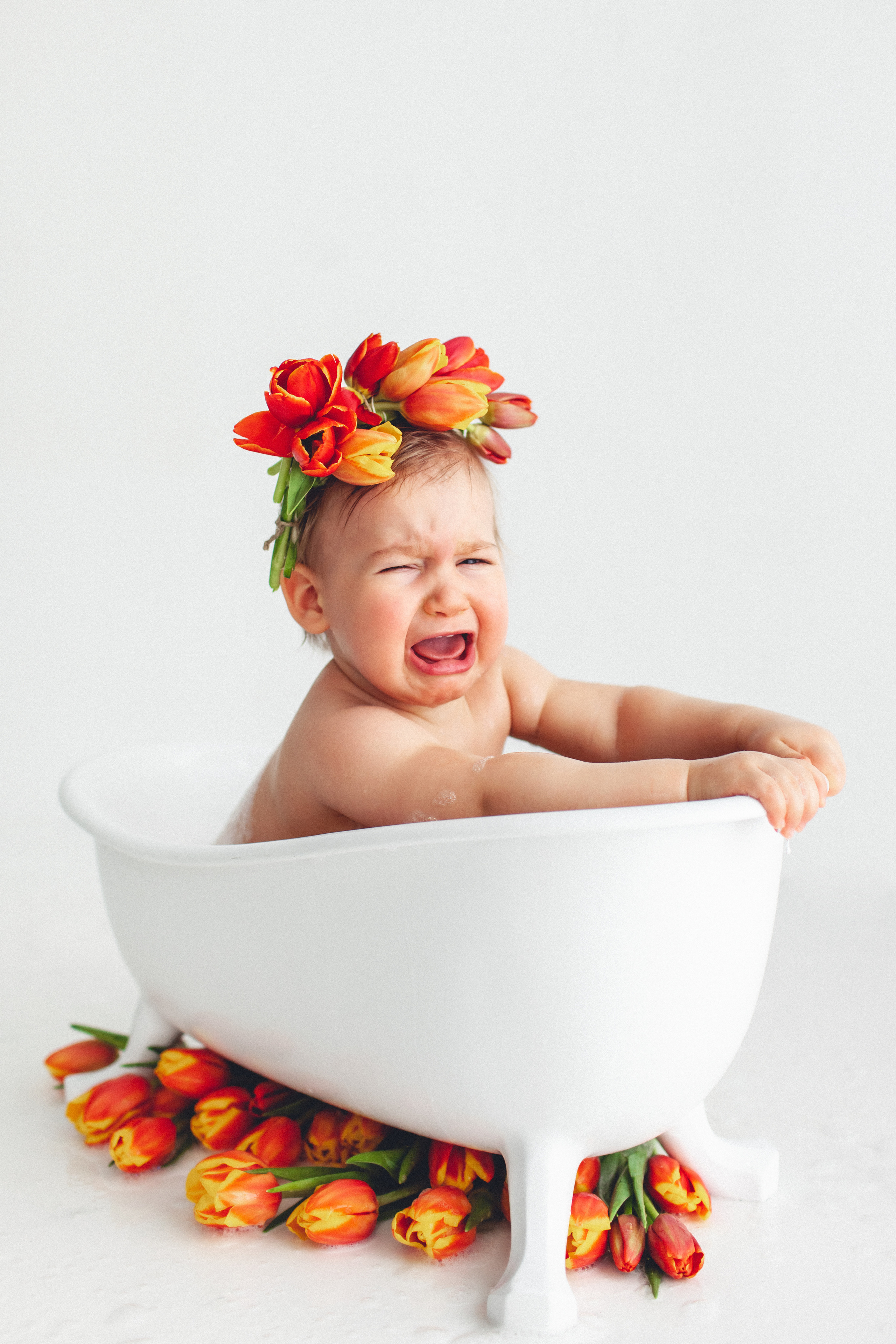 Маленькая Ясна в свой первый годик в Маленькой студии с тюльпанами. Детский фотограф в Самаре