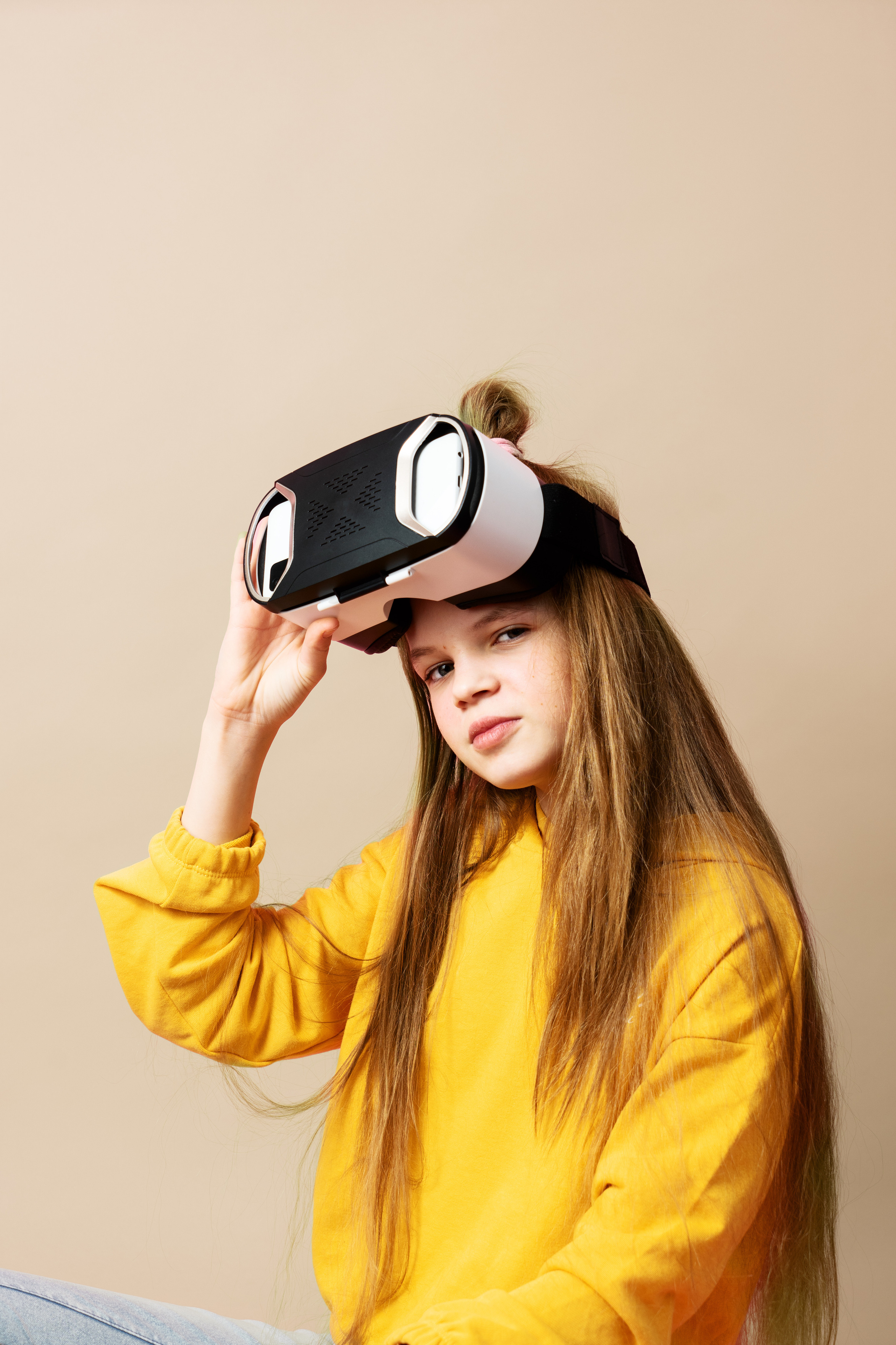 Девочка в VR-шлеме. Купить коммерческие фотографии для использования в дизайне и рекламе