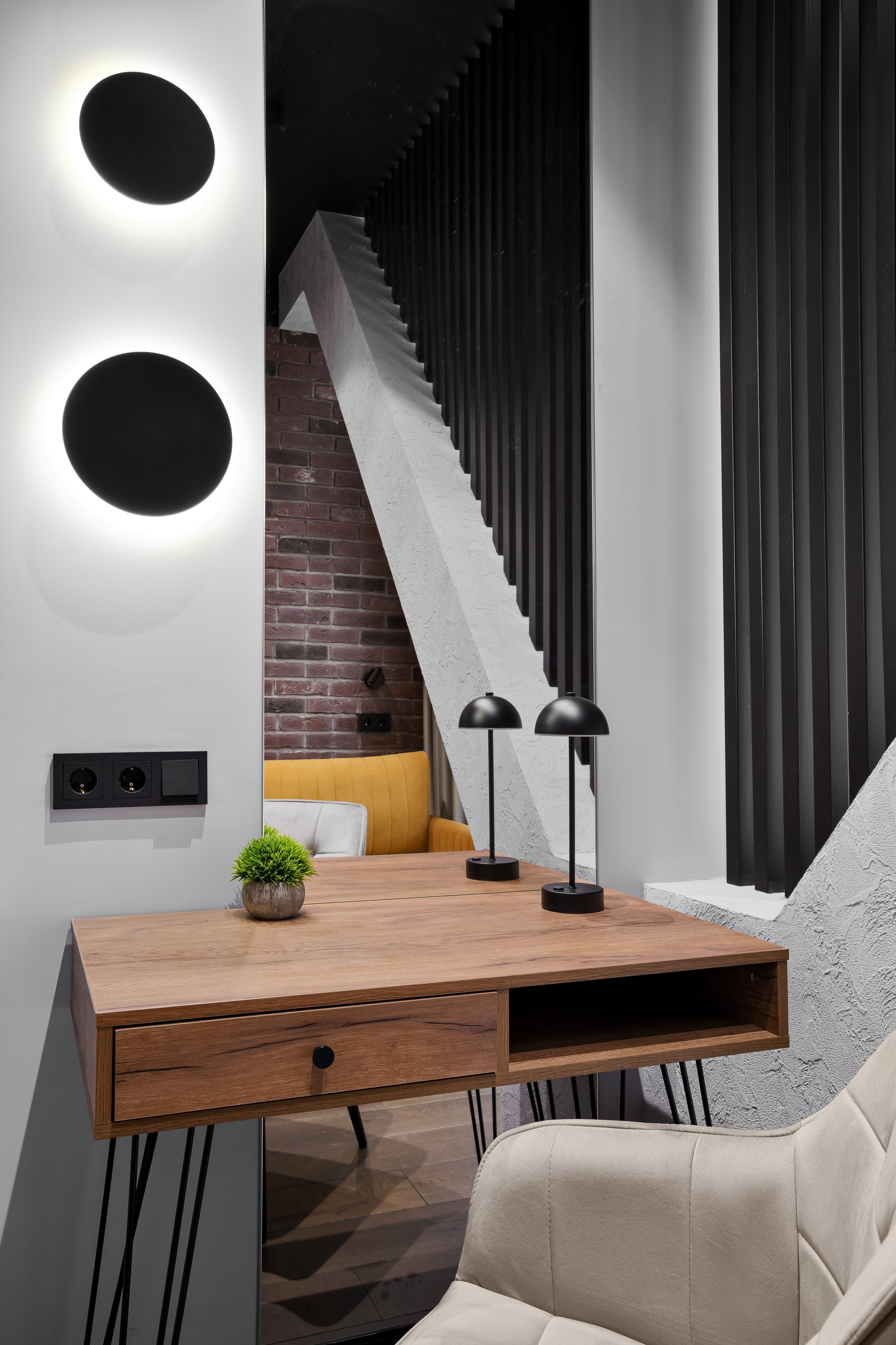 Рабочая зона: деревянный стол и кресло, лаконичный декор и фактуры в современном интерьере.