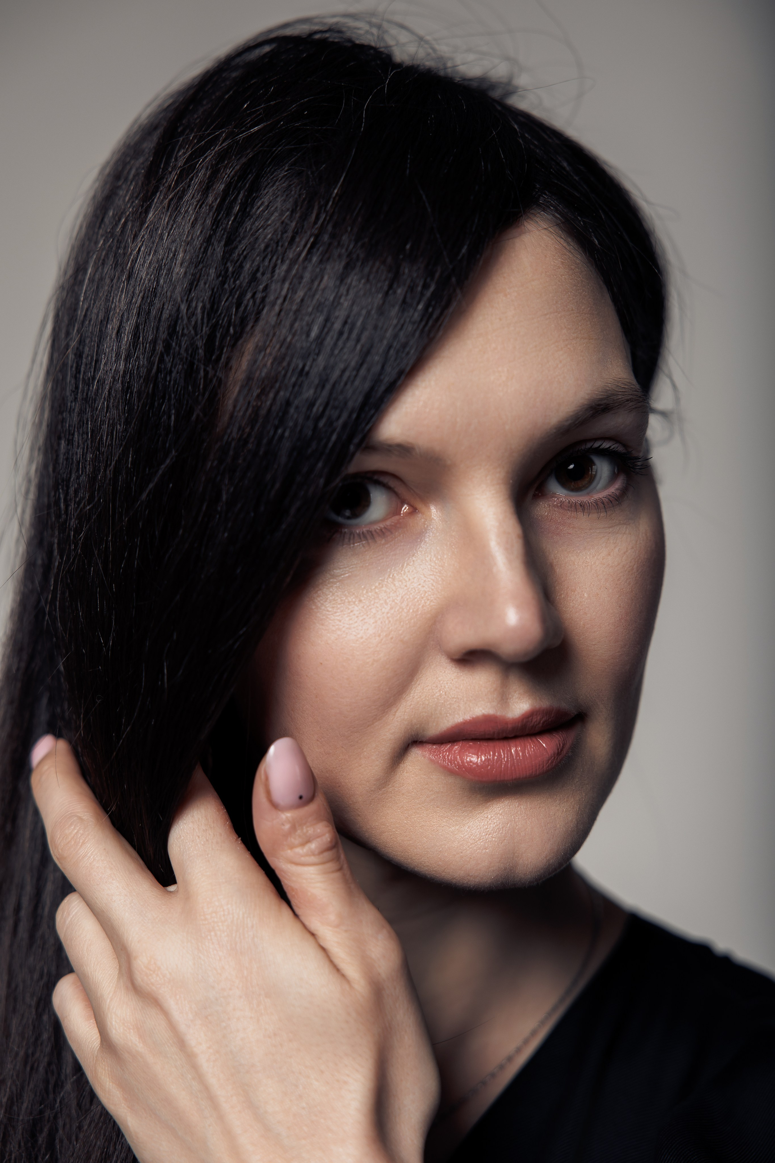 девушка поправляет прическу  с красными губами