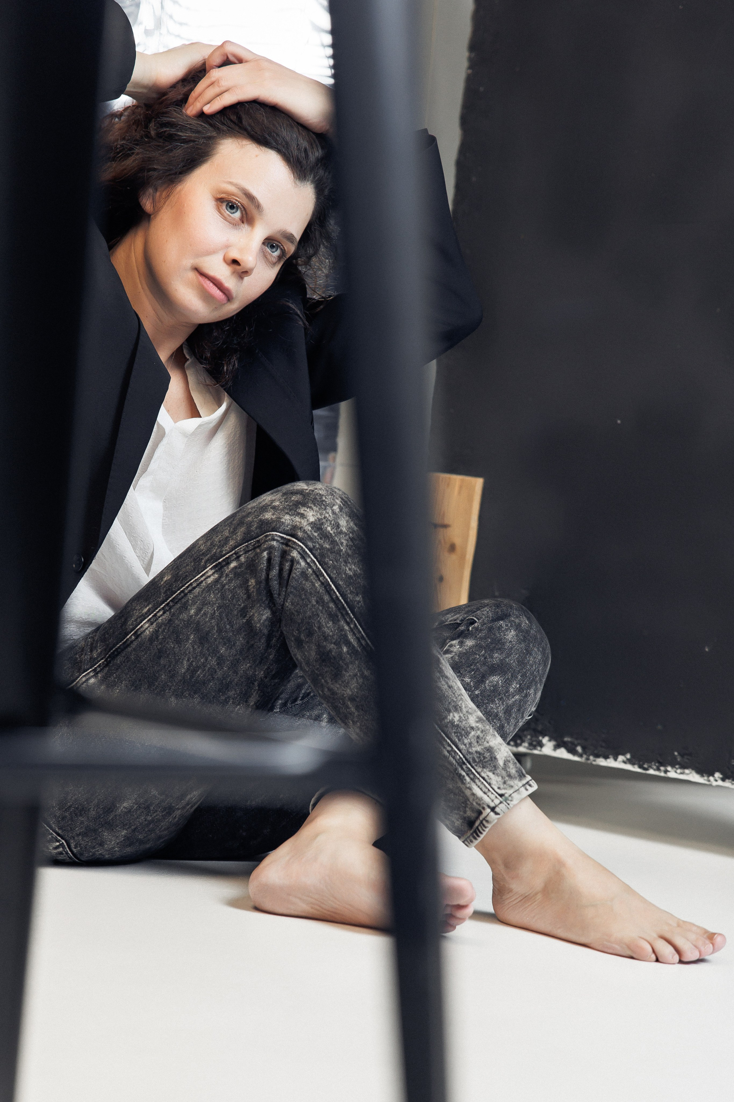 девушка с букетом красивых весенних тюльпанов