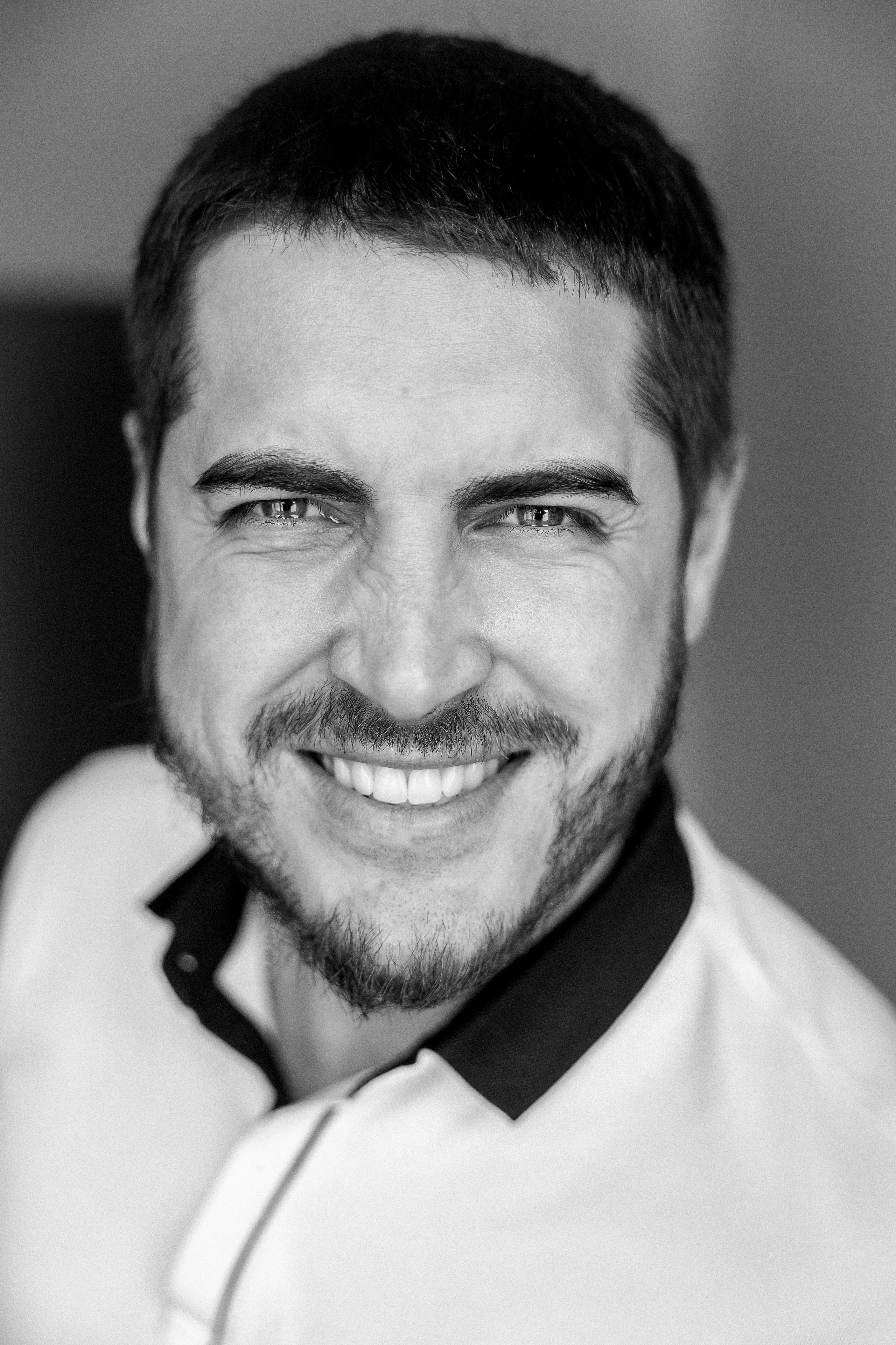 парень улыбается в камеру 