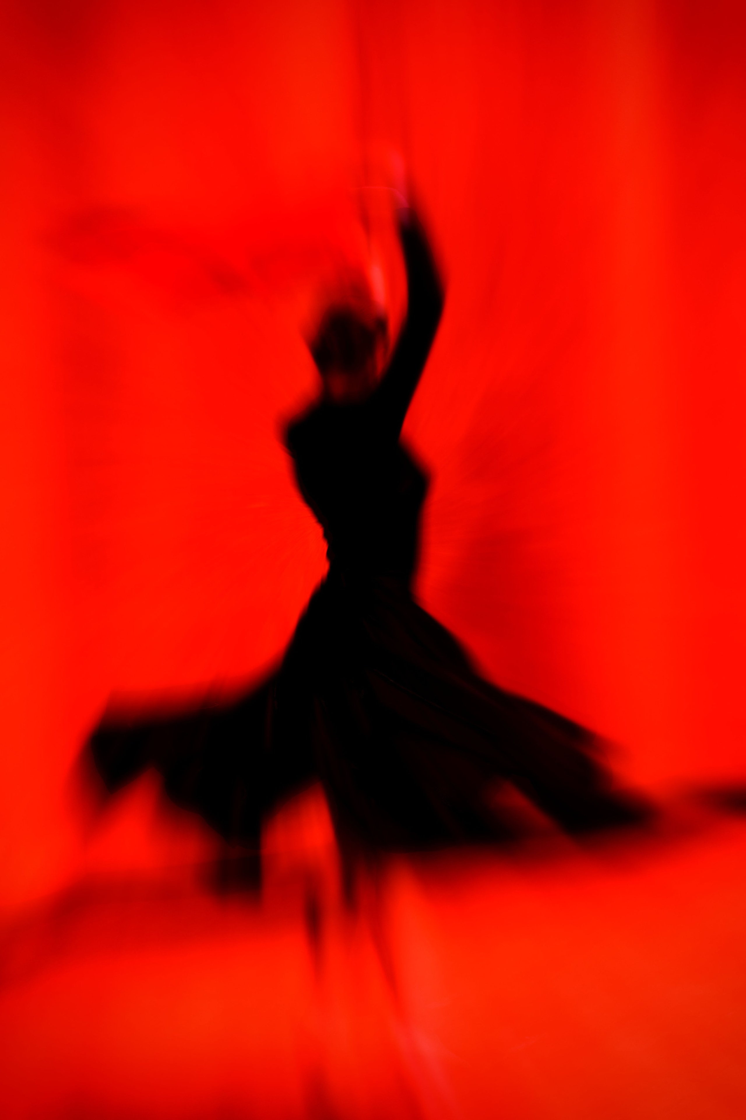 Размытый силуэт танцующей фигуры на ярко-красном фоне, динамичное движение, экспрессивная художественная фотография, серия Red Noise