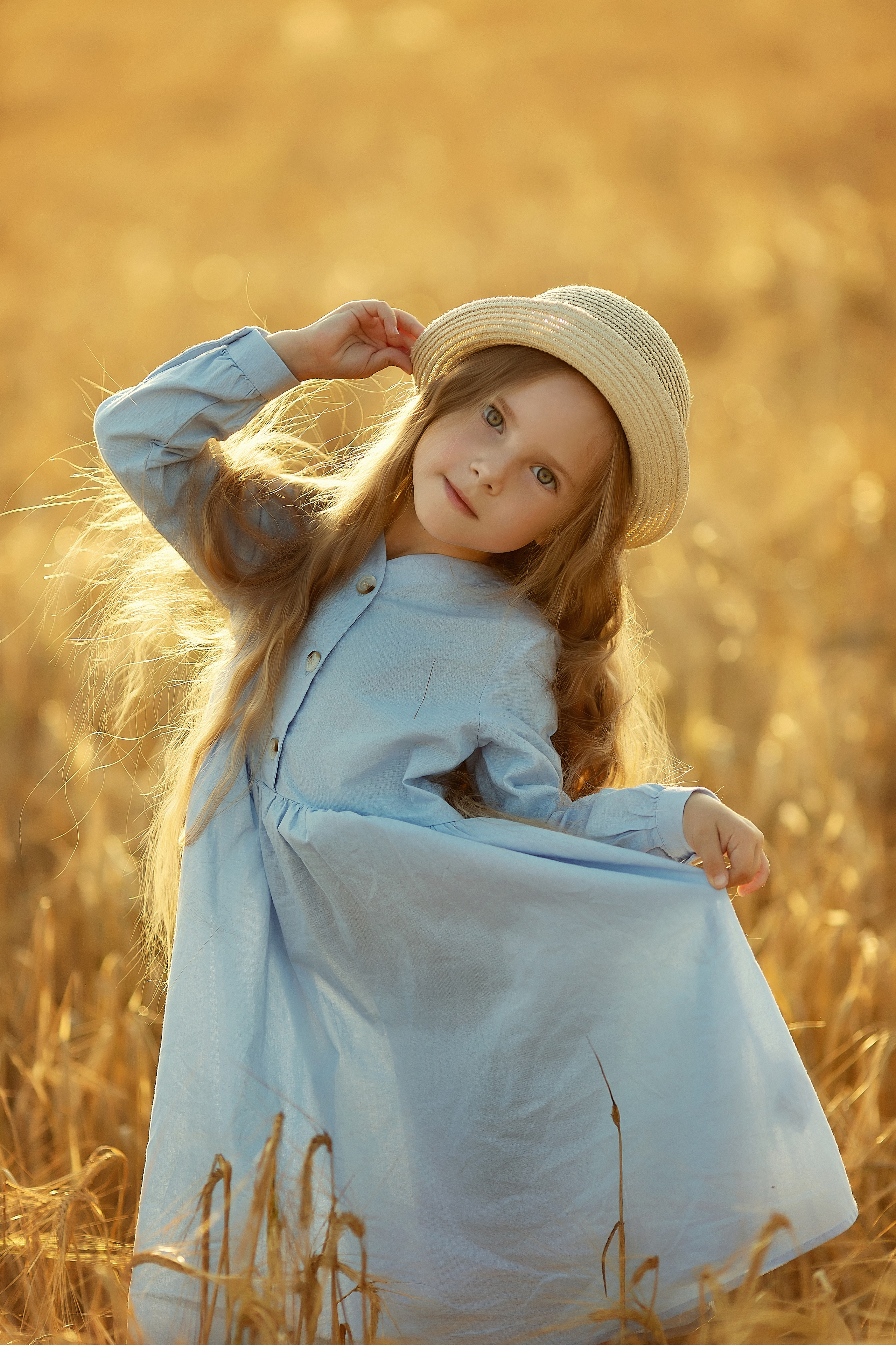 На закате. Фотосессия в пшенице. Детский и семейный фотограф в Екатеринбурге