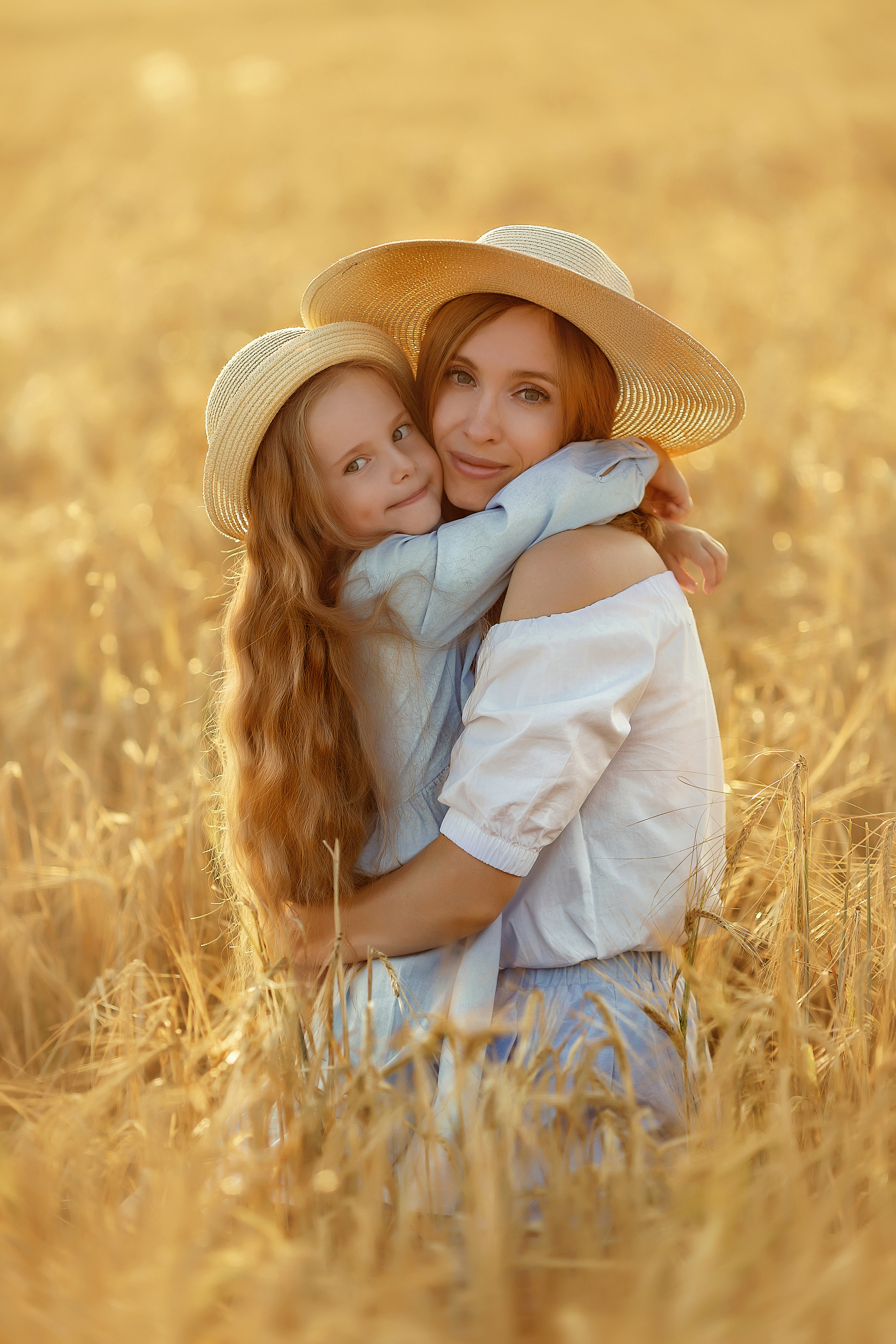На закате. Фотосессия в пшенице. Детский и семейный фотограф в Екатеринбурге