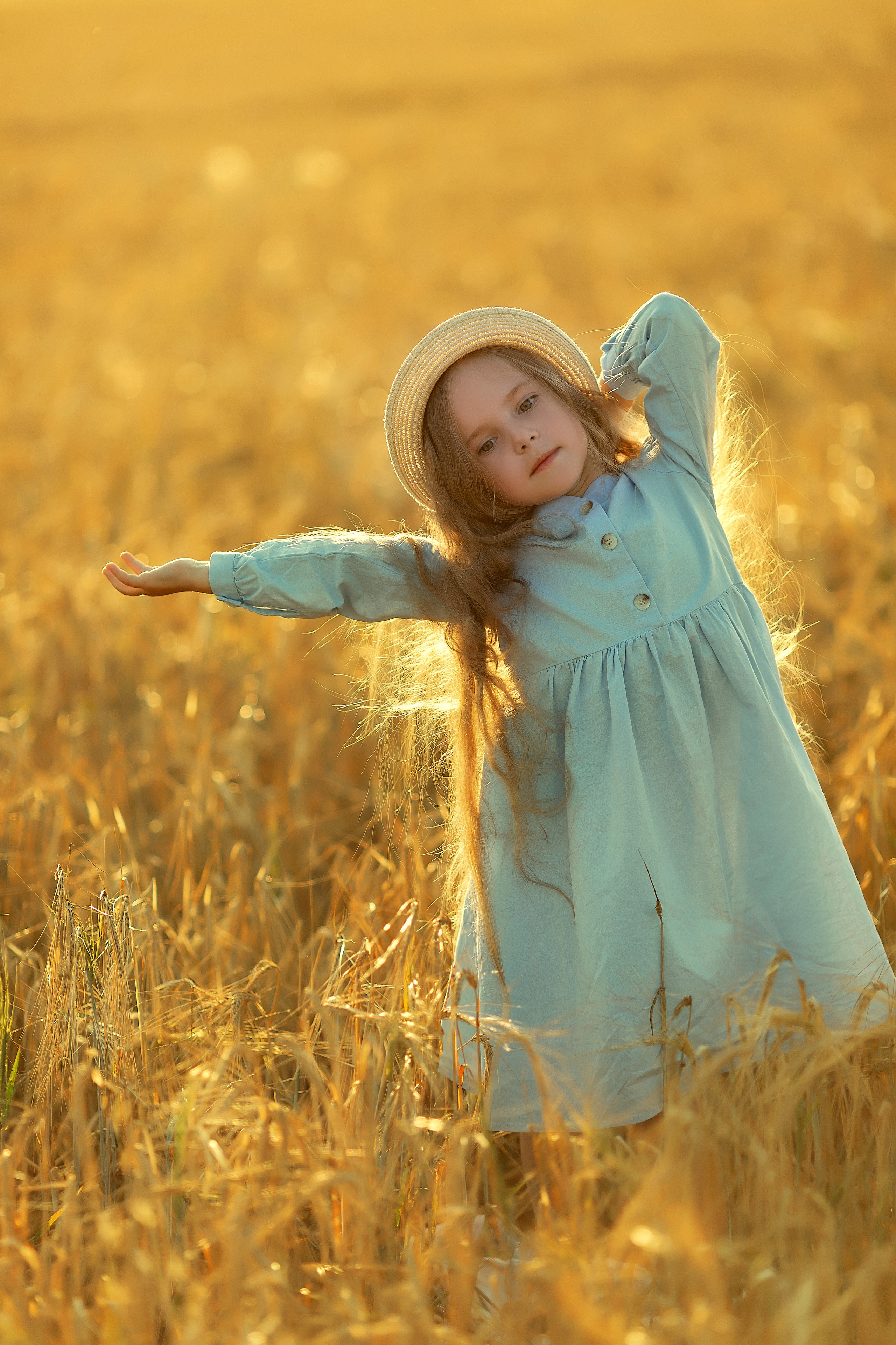 На закате. Фотосессия в пшенице. Детский и семейный фотограф в Екатеринбурге