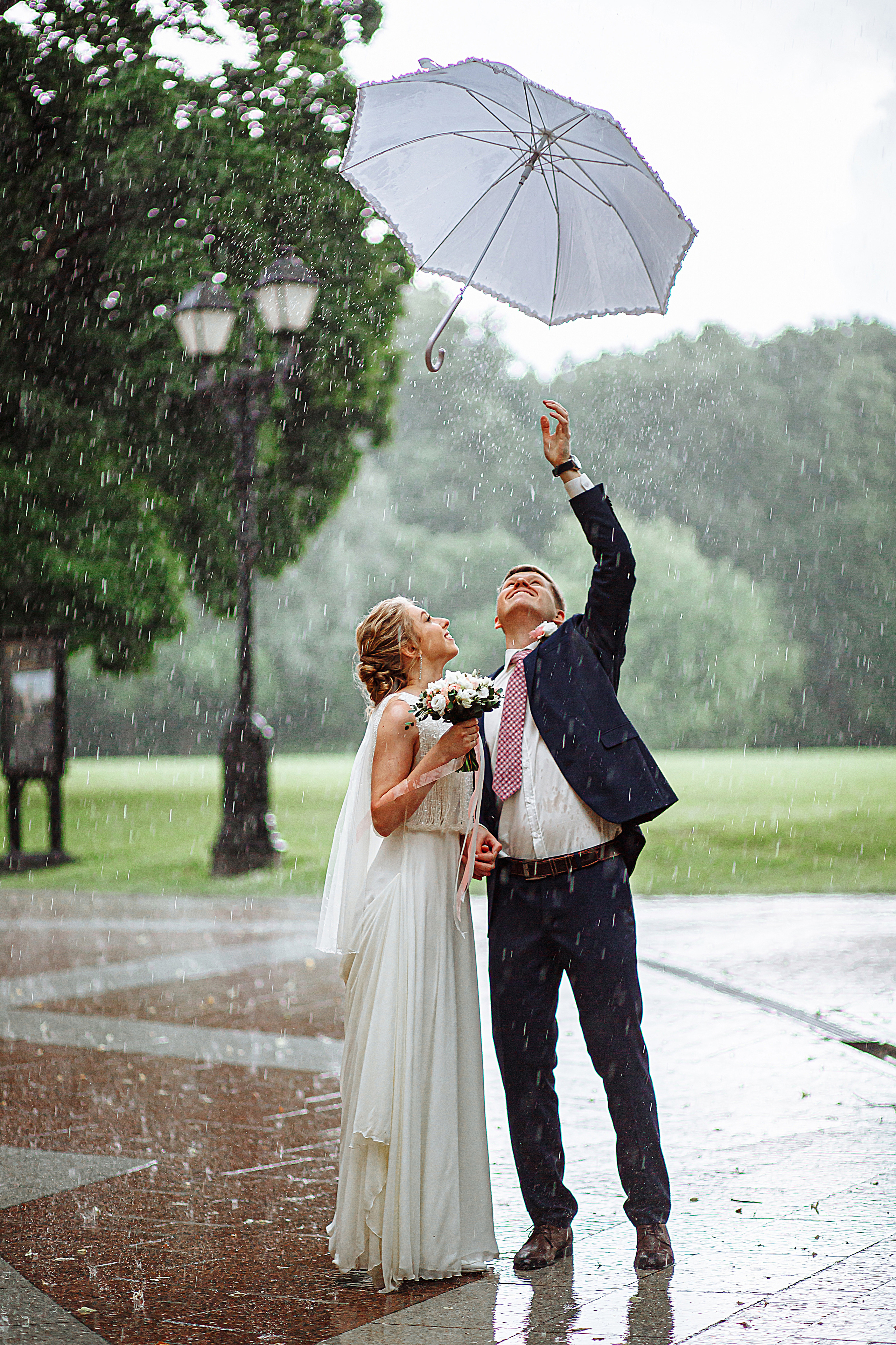 Свадебная фотосессия в парке Царицыно, фотографии с зонтом под дождем