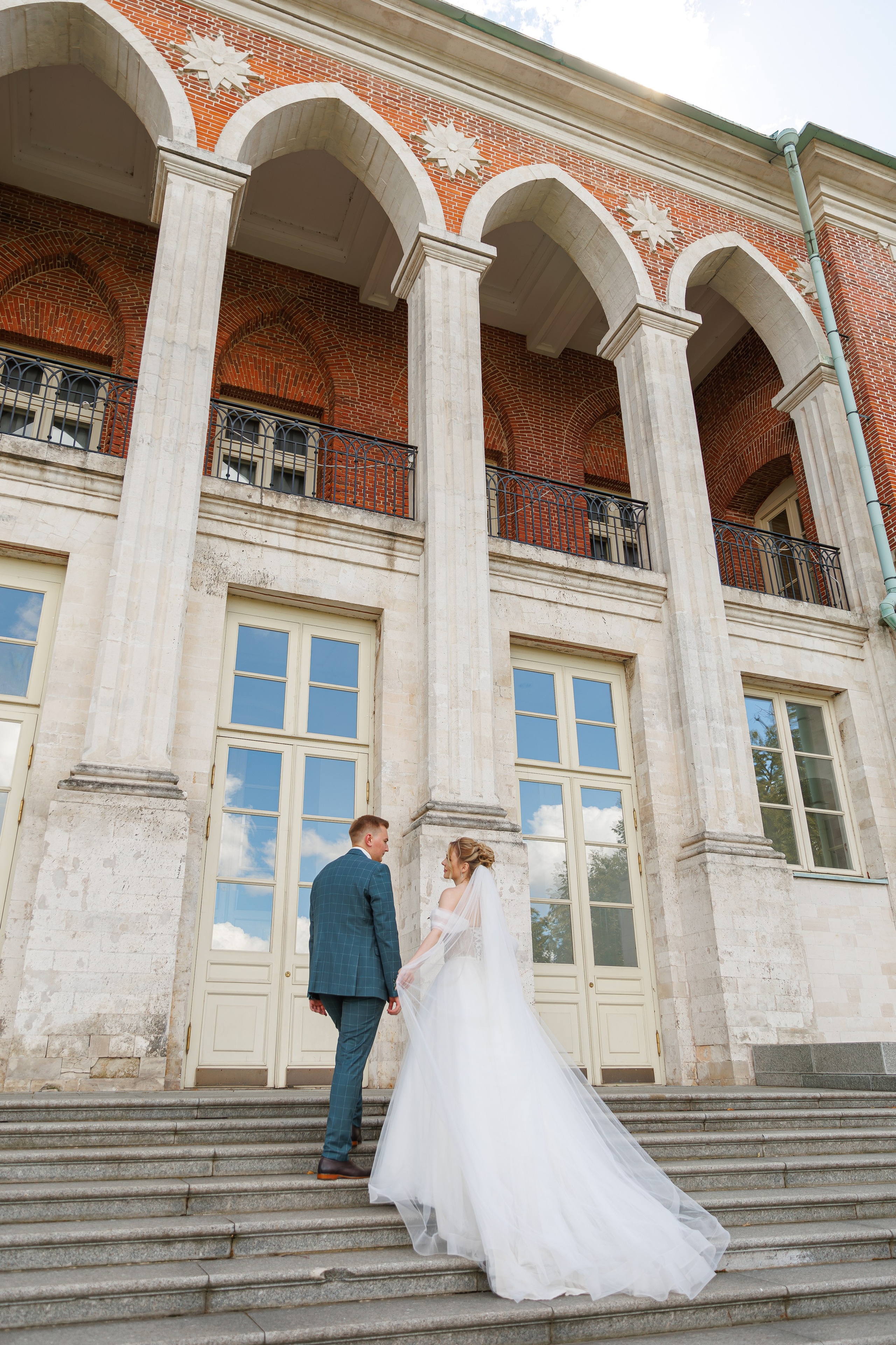 Свадебная фотосессия в парке усадьбе Царицыно. Свадебный фотограф Москва и МО Сергей Киржаев