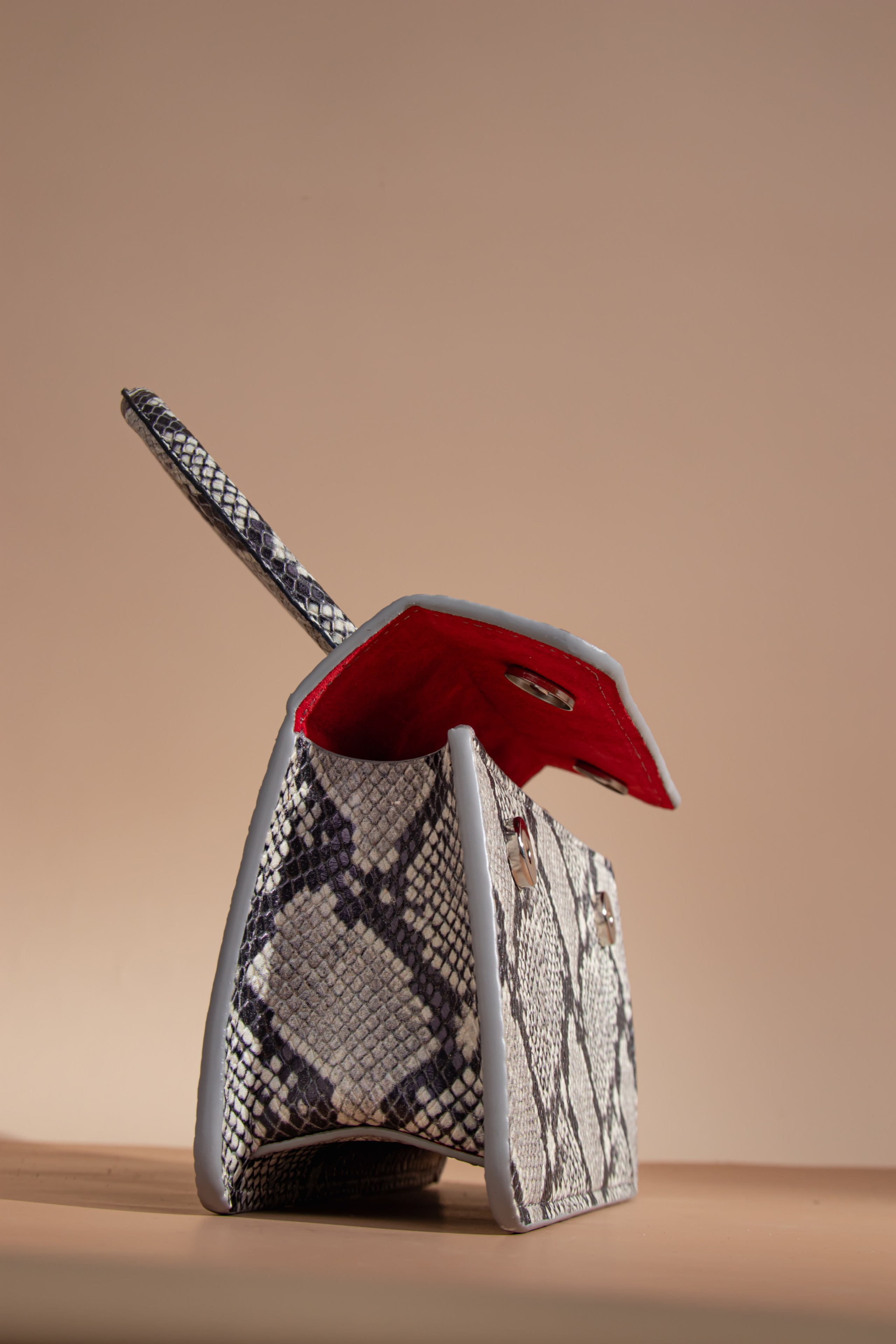 Каталожная vs. Имиджевая съемка: Какой вид фотографии лучше продает на маркетплейсах?