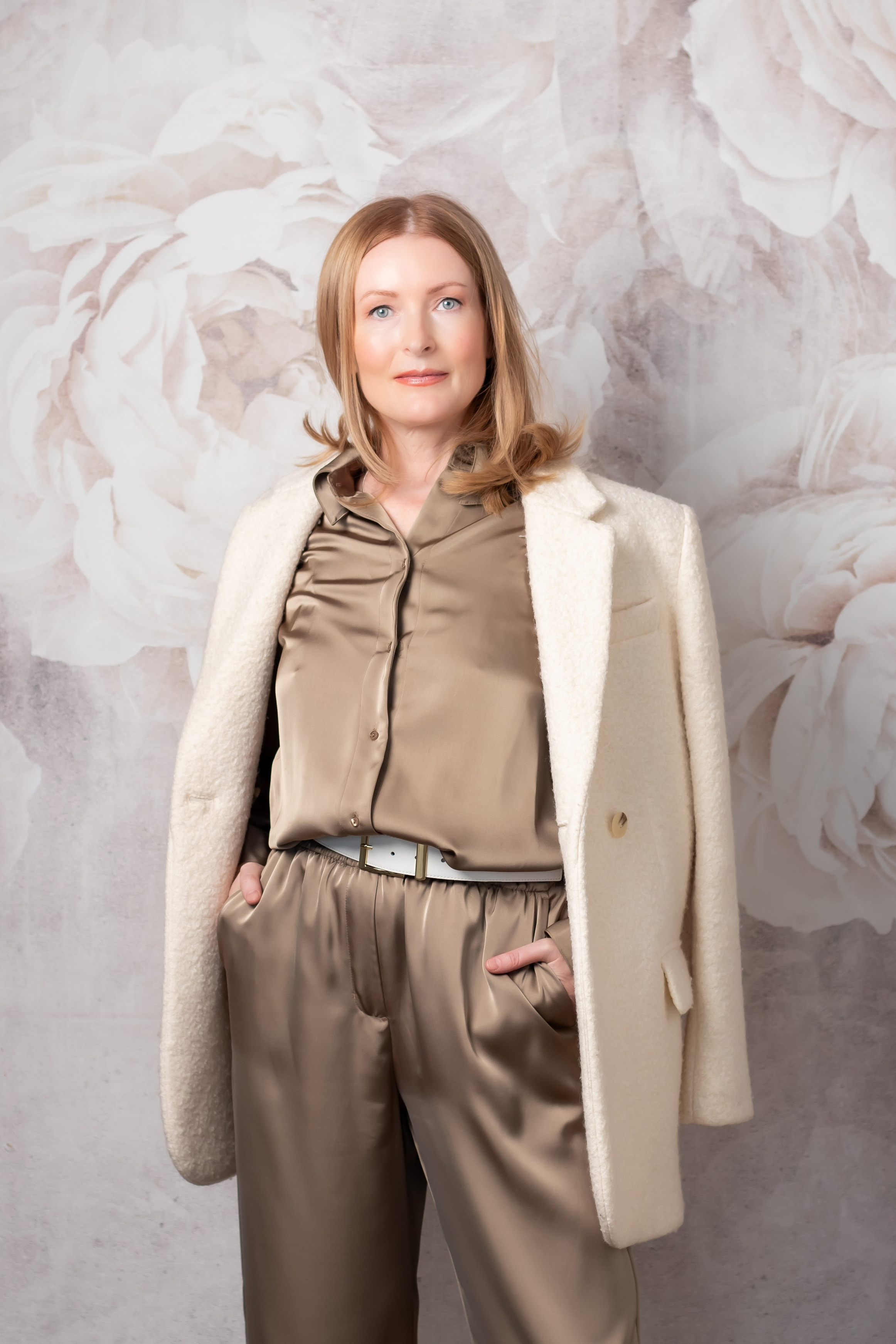 Светлый женский студийный портрет с мягким светом, фотограф Карасёва