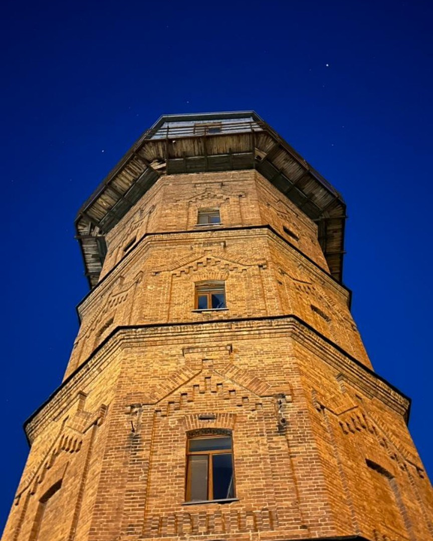 Историческое кирпичное здание в центре Петропавловска, где находится фотошкола IPS