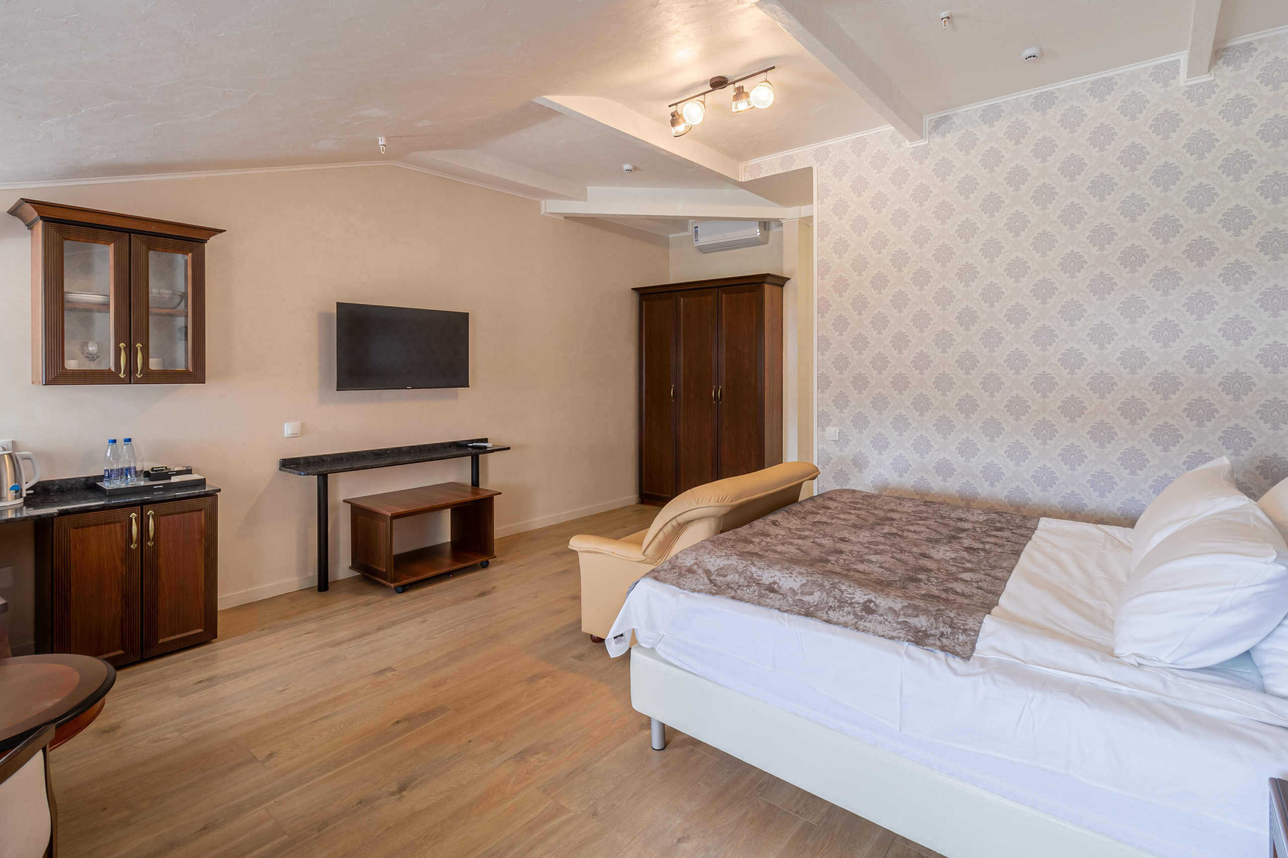 Интерьерная съемка гостиницы в Кисловодске от фотографа Артура Воробьева. Профессиональные фотографии уютных номеров, стильных зон отдыха, ресторанов и лобби. Подчеркнута элегантность дизайна, атмосфера комфорта и уникальные детали интерьера, которые делают гостиницу идеальным местом для отдыха. #ИнтерьернаяСъемкаКисловодск#ФотографАртурВоробьев#ГостиницыКисловодска#ИнтерьернаяФотосессия#АрхитектураИДизайн#ФотографКисловодск#УютГостиниц#ИнтерьерыВКадре#ПрофессиональнаяСъемка#ГостиничныйБизнес#КисловодскФотограф#СтильныеИнтерьеры#АртурВоробьевФото#ИнтерьернаяФотография#ГостиницаВОбъективе