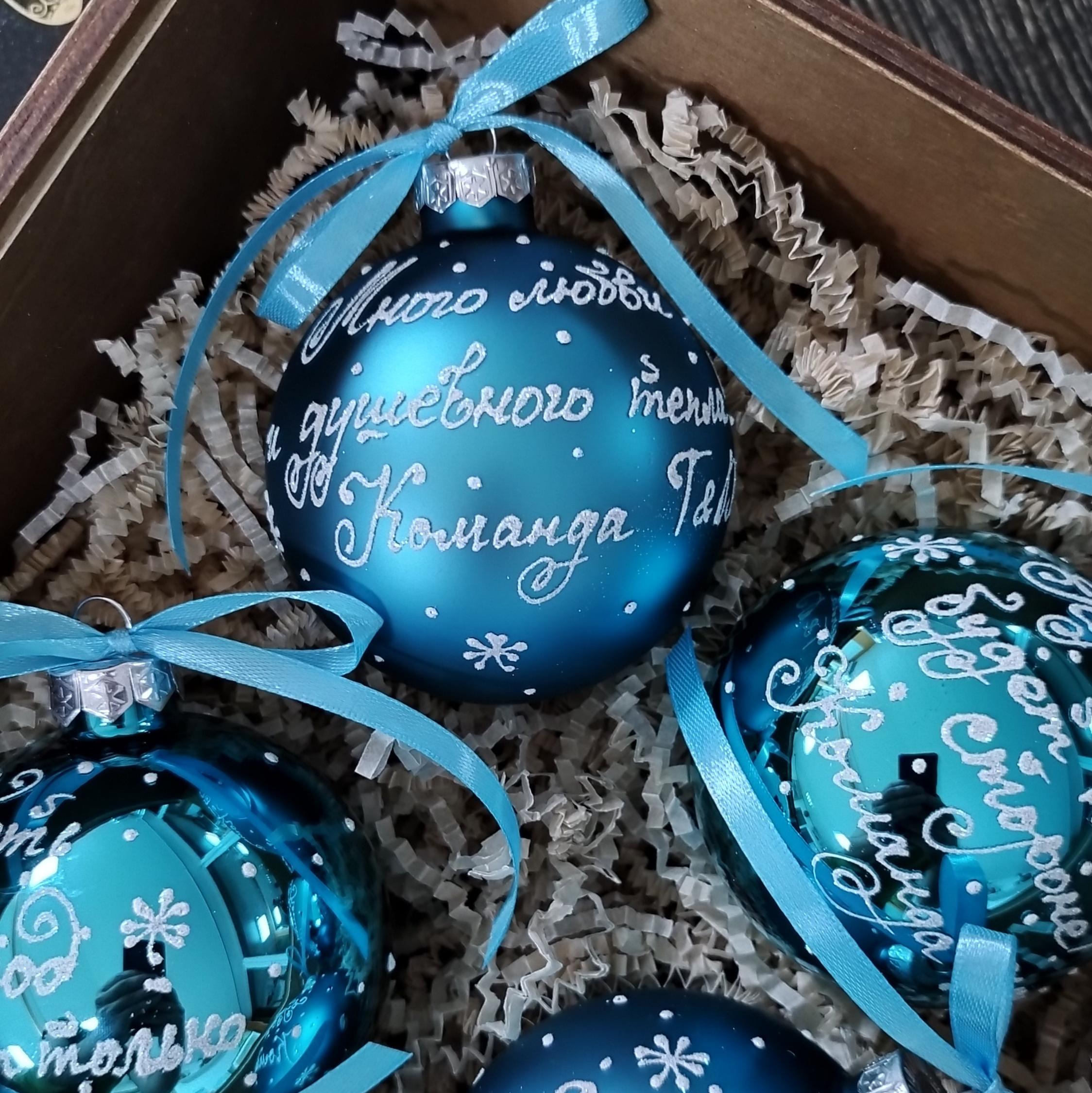 Елочный шар с росписью-Ваш лучший подарок на Новый Год. Арт-вечеринки и мастер-классы в Москве для взрослых и детей