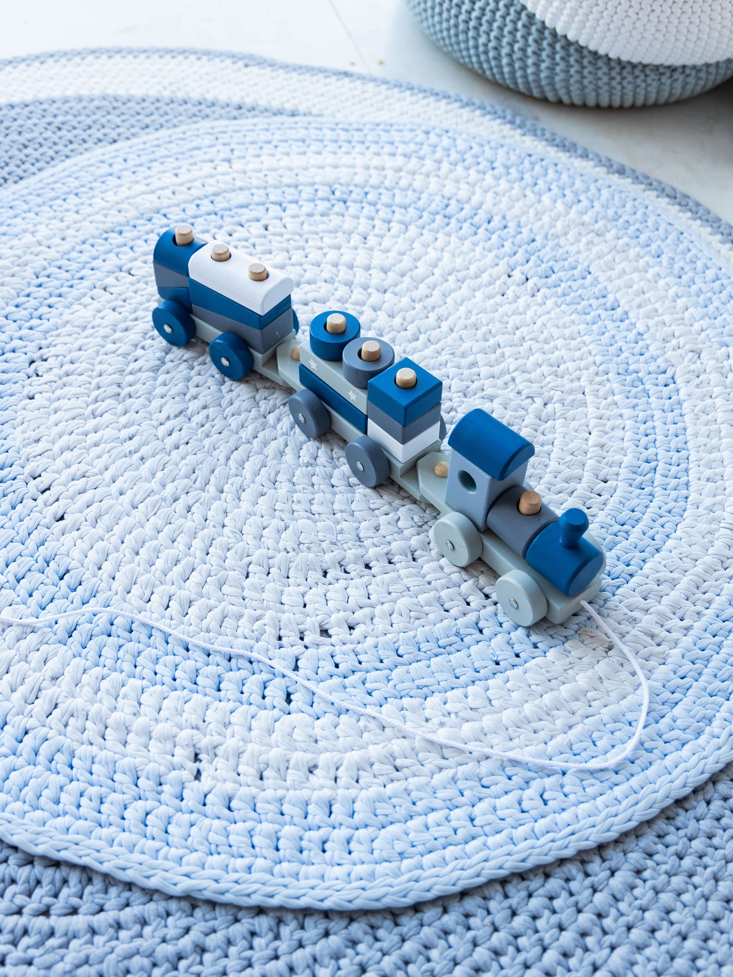 Предметная съемка детских товаров в минималистичной стилистике, акцент на форме и цвете.