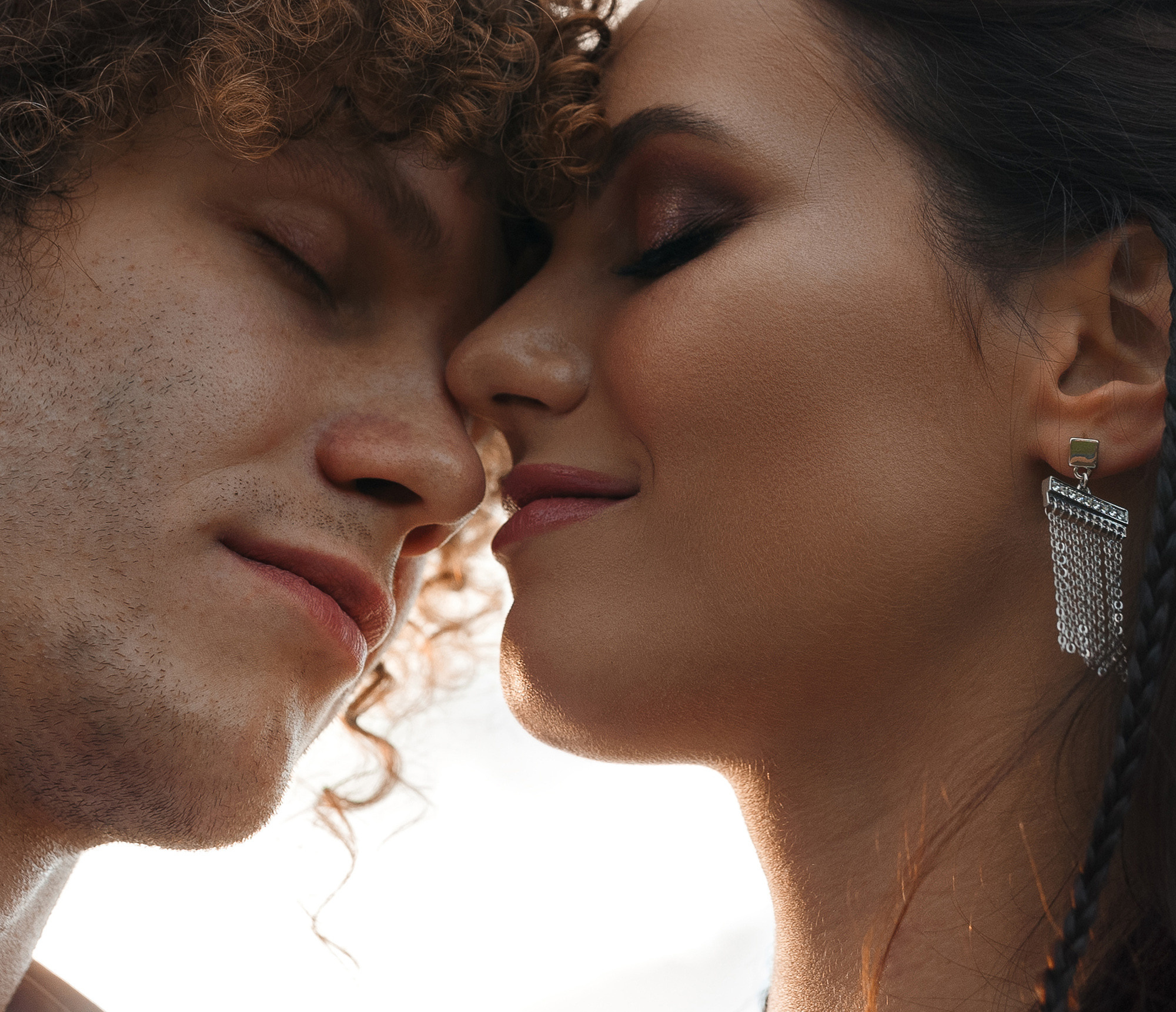 Фотосессия прекрасной пары на ферме среди лошадей