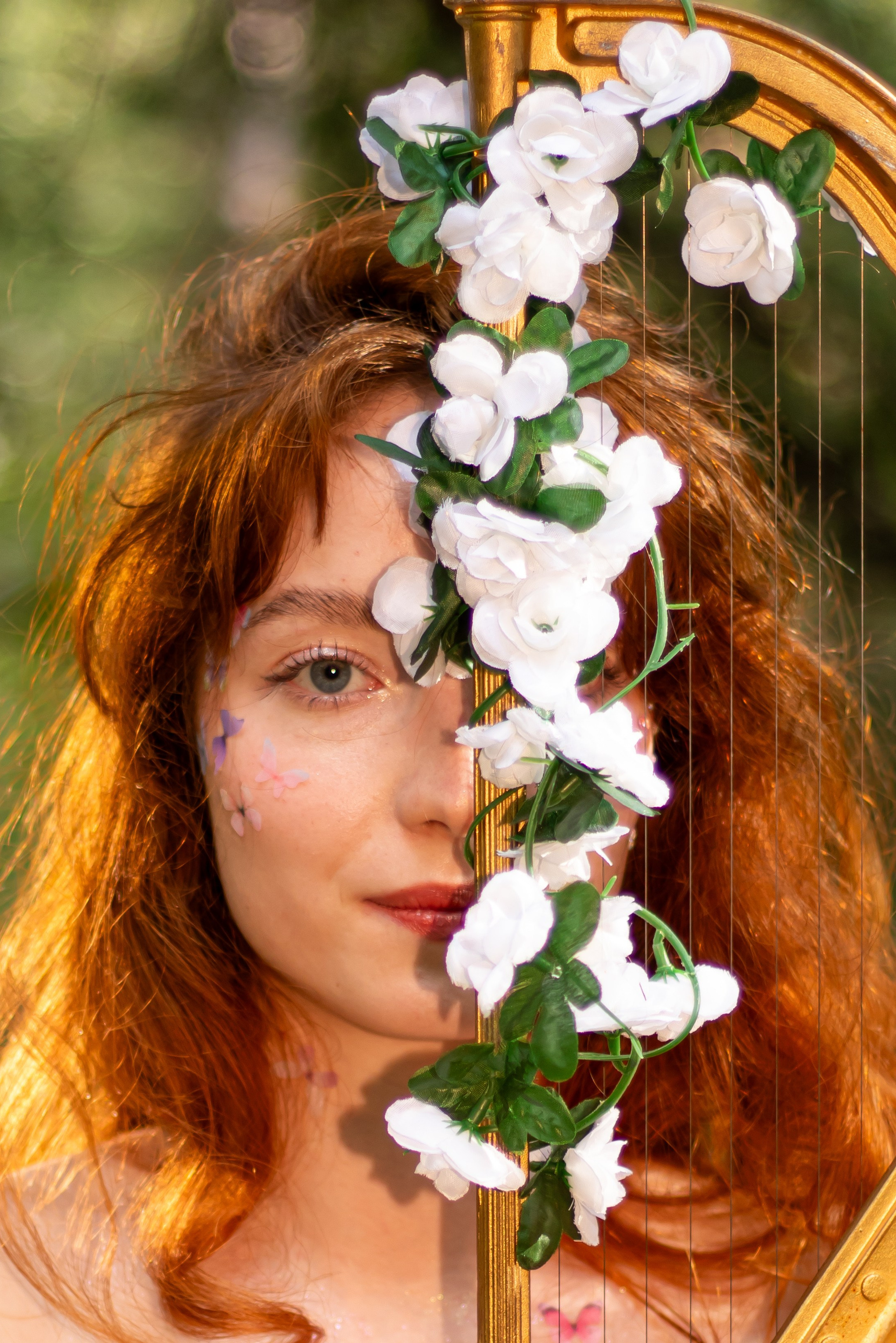 Женский портрет на природе с цветами и светлым фоном — фотограф Карасёва Елена