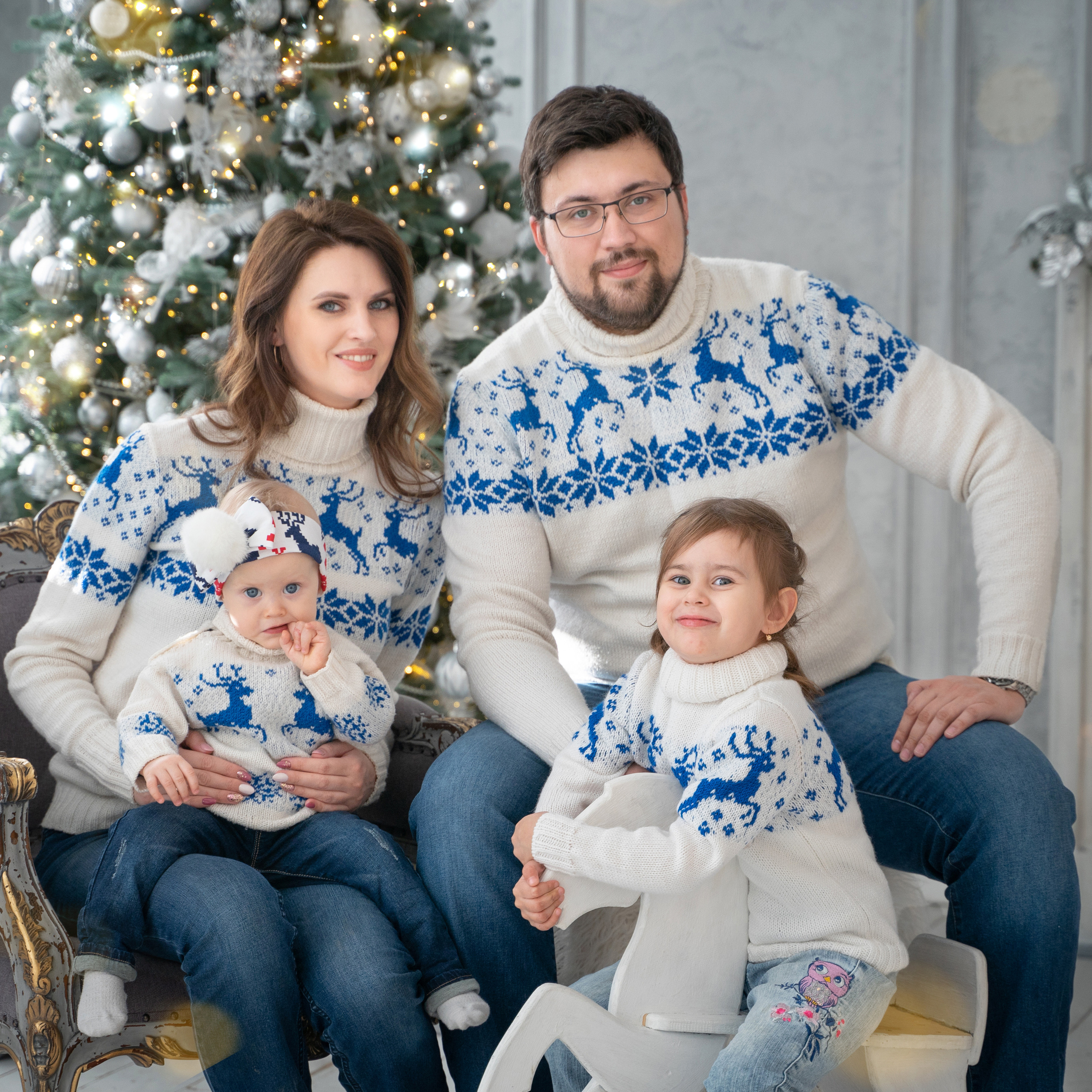 Семейная фотосессия у новогодней ёлки