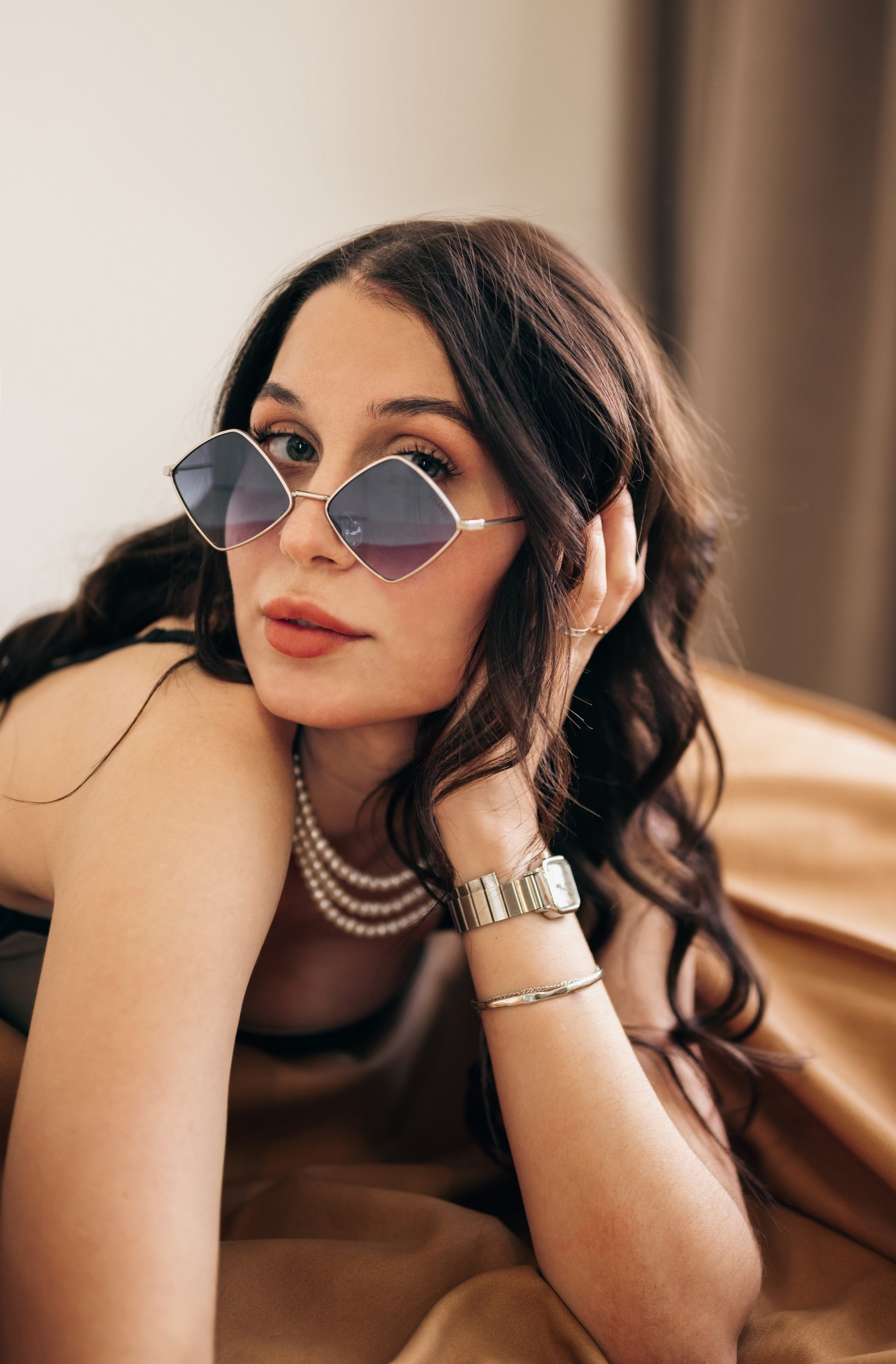 Фотосессия в студии, студия Волгоград, Студийная женская фотосессия в Волгограде — профессиональный портрет. Красивый женский портрет в студии с естественным светом. Креативная студийная съёмка девушки в Волгограде. Портретная студийная съёмка с мягким светом. Профессиональная фотосессия в фотостудии Волгограда