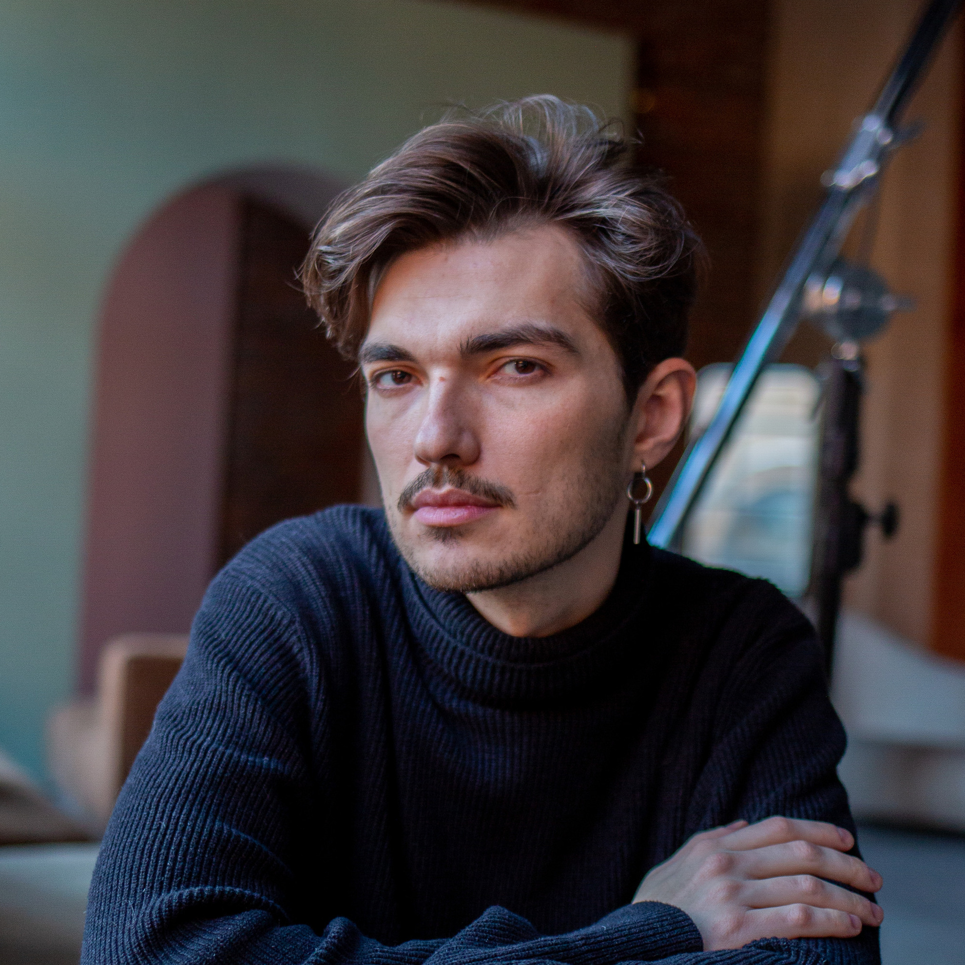 портрет мужчины в студии 