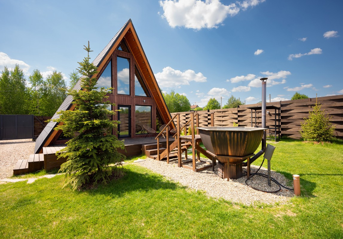 Глэмпинг в Подмосковье с баней и чаном на 6 человек - арендовать дом. Коттедж А-фрейм с баней и уличным чаном в Подмосковье - в аренду для отдыха