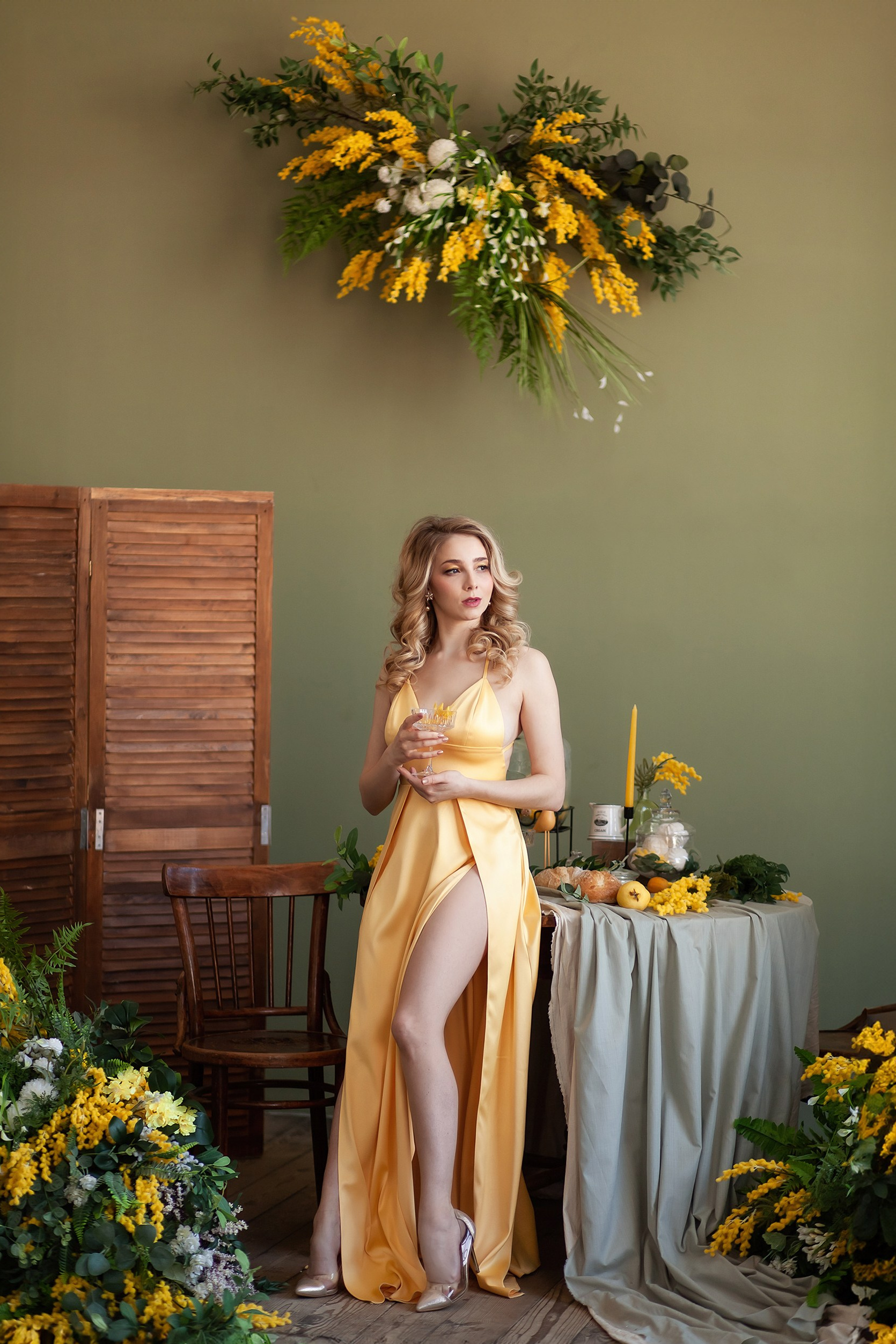 Фотосессия девушки в желтом платье