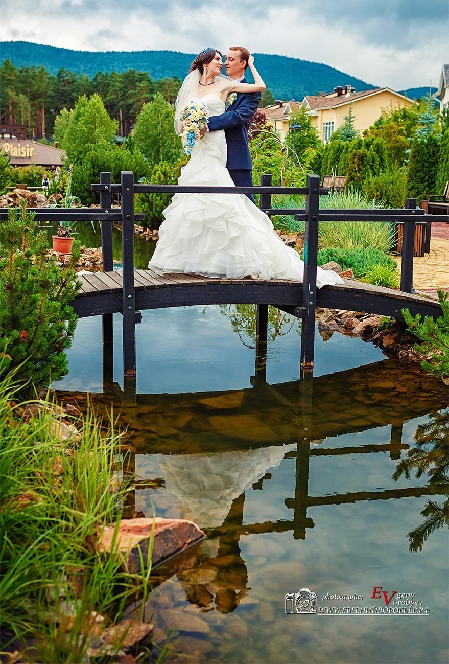 Цена стоимость Свадебная фотосессия в Красноярске лучший фотограф свадьба Красноярск невеста свадебное платье жених визажист причёска макияж идея места образ пример красивая фото позы для свадебной фотосессии фотография декор агентство организация цены описание услуги ведущий тамада заказать забронировать стилист 