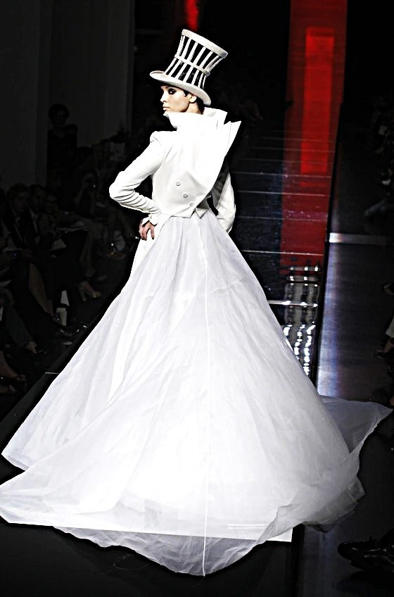 Жан Поль Готье и его белое свадебное платье с  фирменной шляпой из коллекции осень-зима 2012