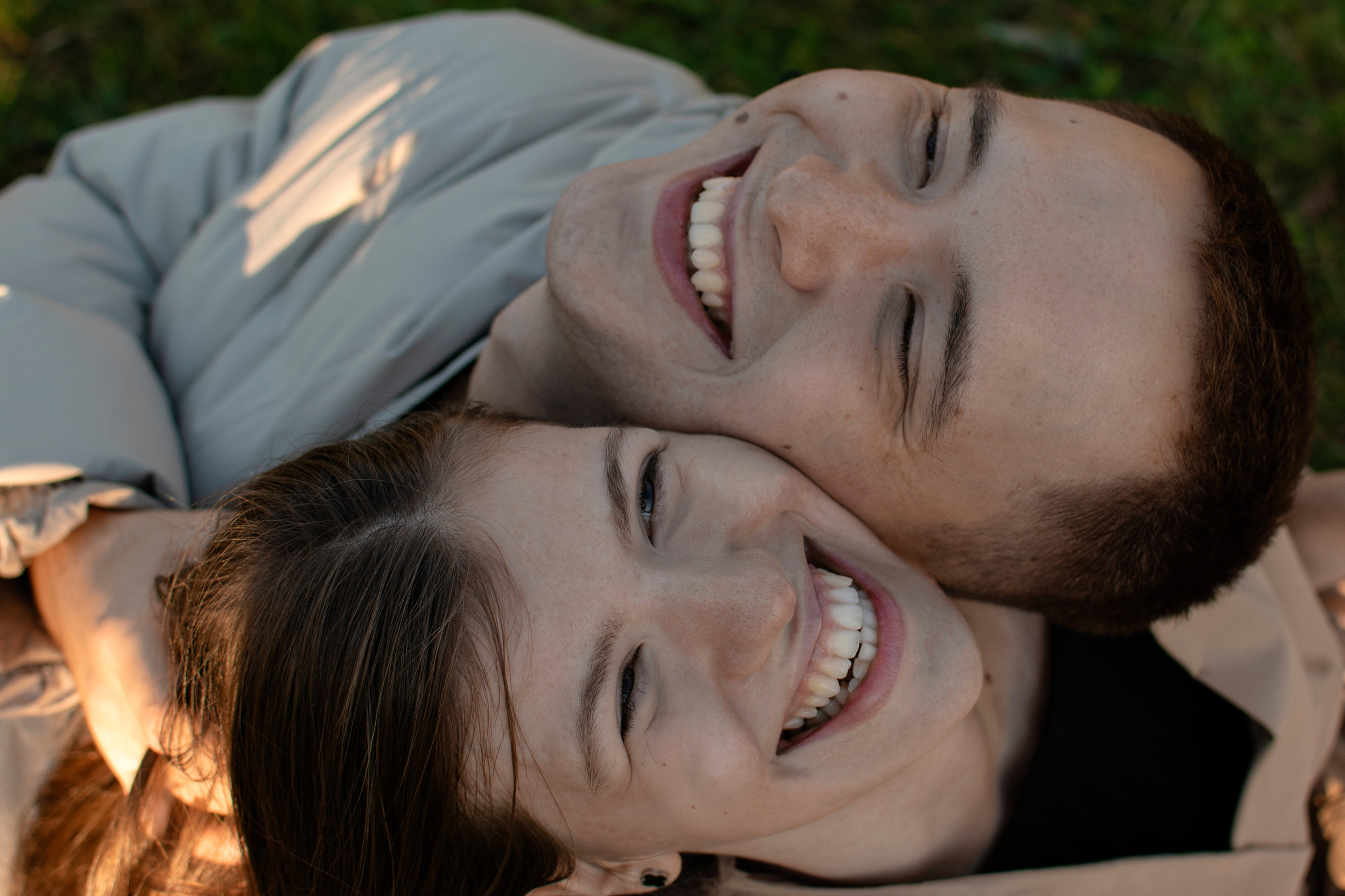 Лица счастливых влюбленных, отдыхающих в парке